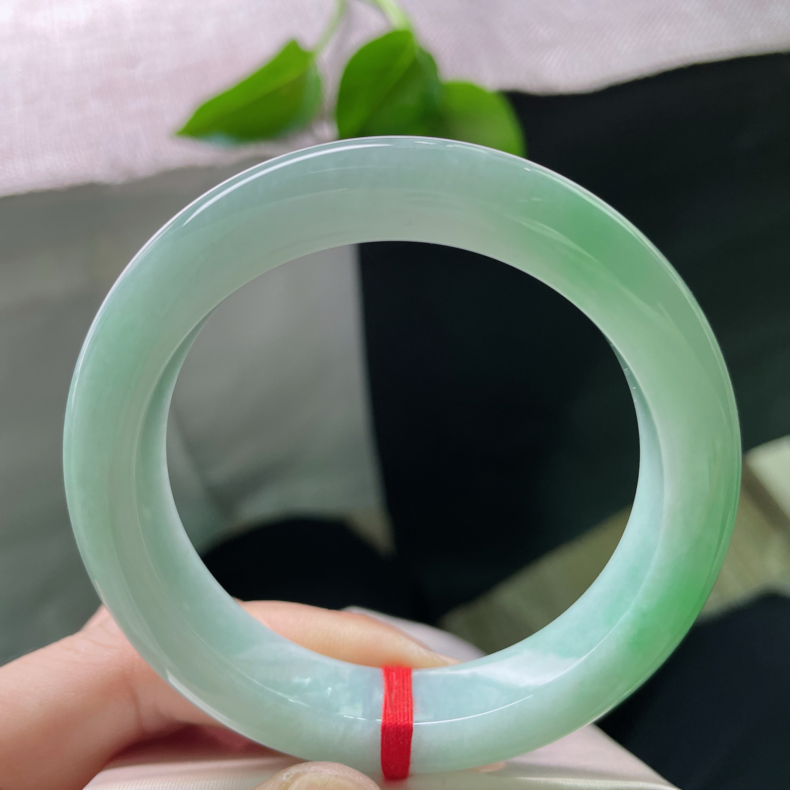 56.1/11.9/9.6，绿底正圈，肉质细腻干净，水头好，种老，佩戴显白，显气质