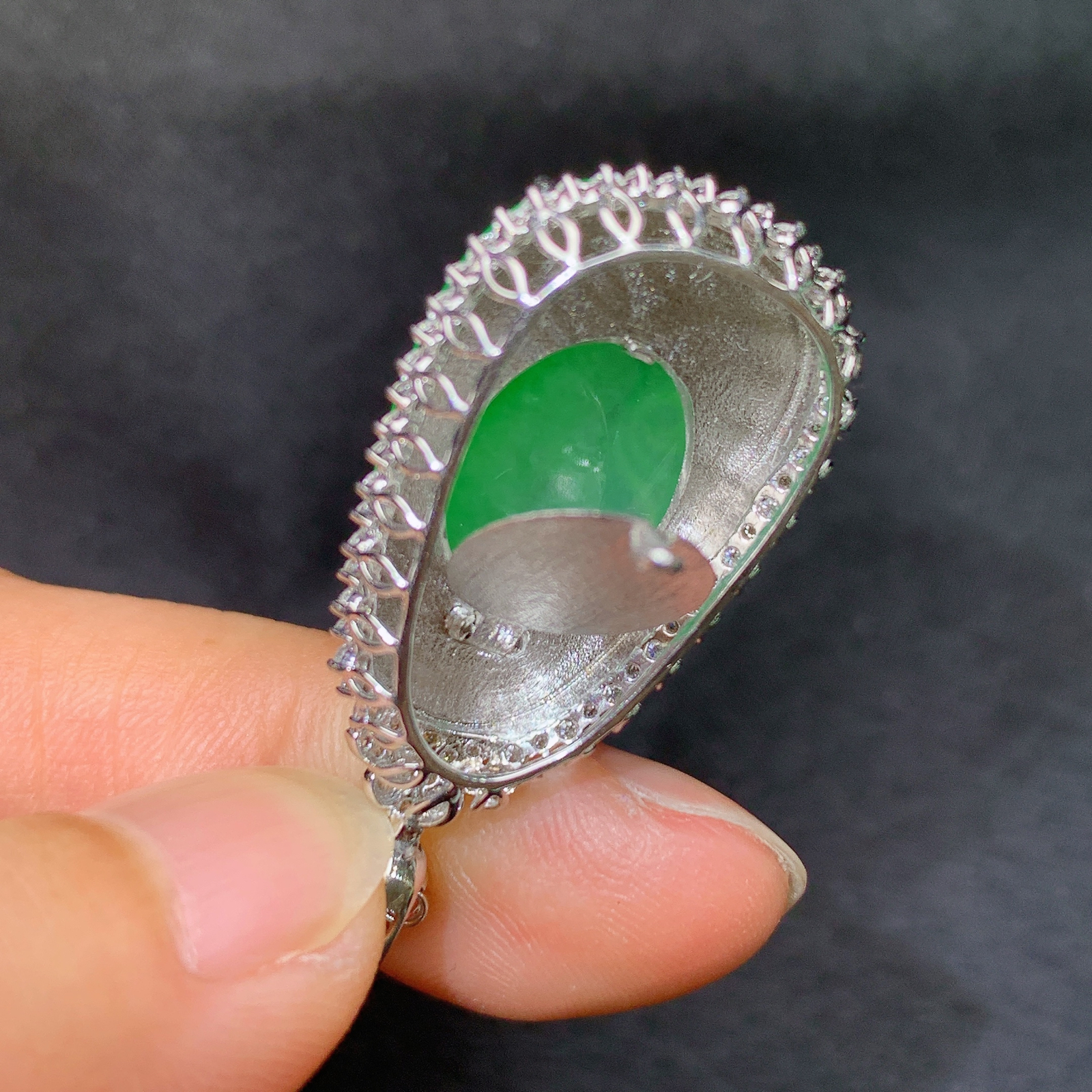 冰阳绿如意吊坠，18k金镶嵌，冰润色阳，玉质细腻，种水足，Yj002 尺寸37.5*18*8.2 y5