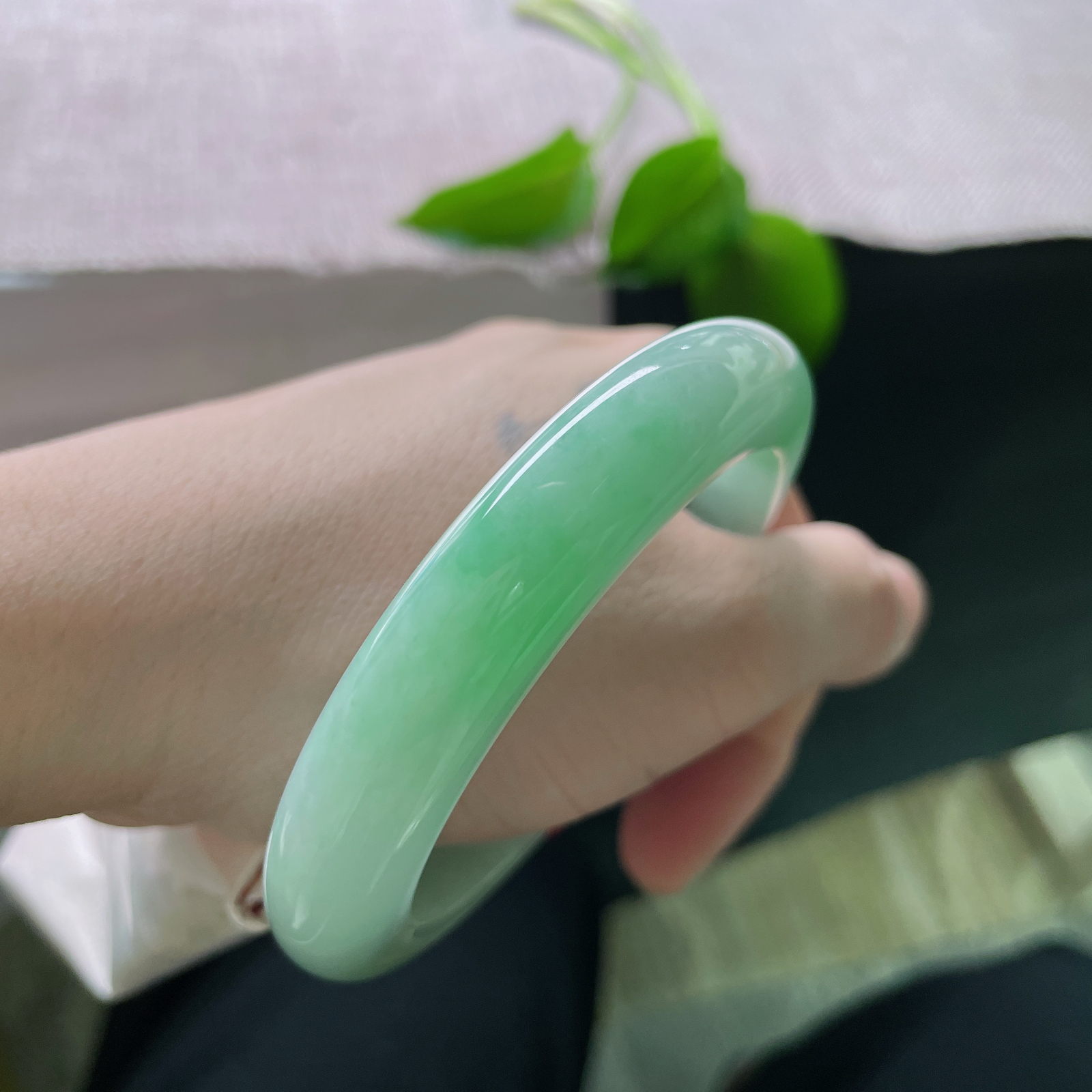 56.1/11.9/9.6，绿底正圈，肉质细腻干净，水头好，种老，佩戴显白，显气质