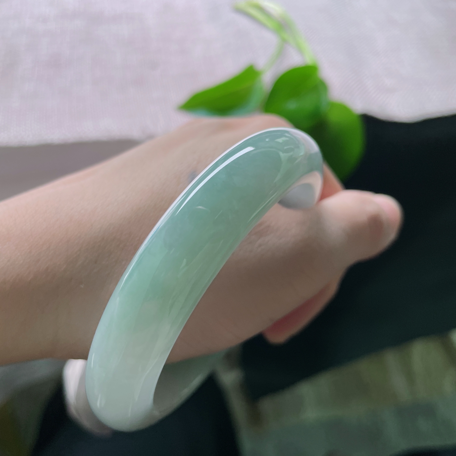 58.9/13.1/9.1，淡绿底正圈，肉质细腻干净，水头好，种老，巧笑嫣然，