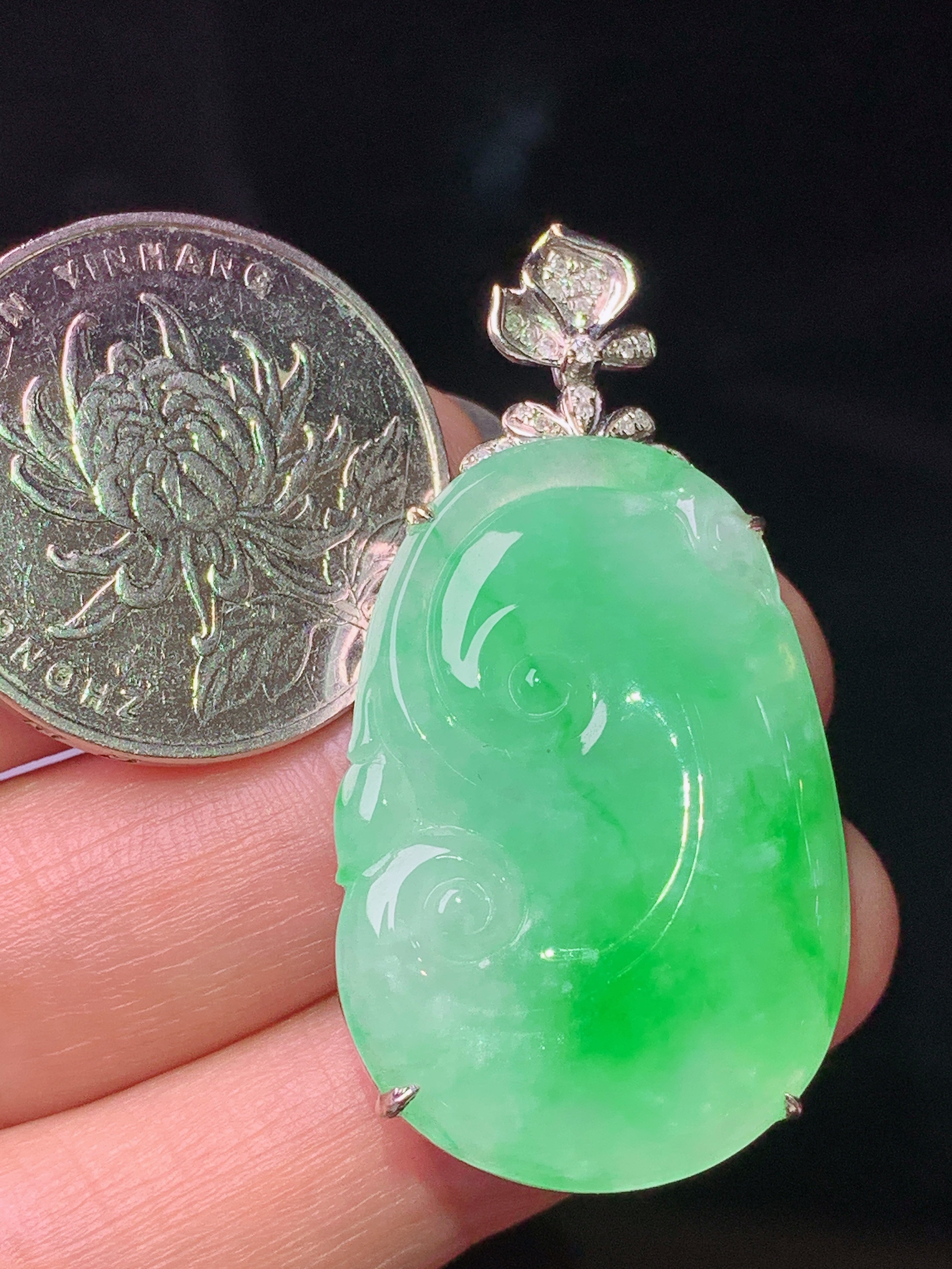 18k金钻镶嵌翠绿如意吊坠 玉质细腻 色泽艳丽清新 水润亮眼 整体尺寸42.5*22.5*6yz