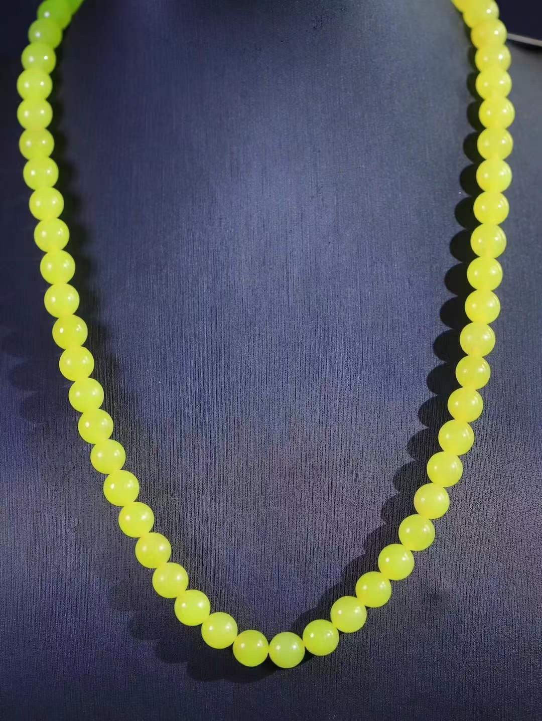 【珠圆玉润.项链】

精品和田玉黄口鸡油黄珠圆玉润项链，暖黄如蜜，象征“金玉满堂”的富贵与温润谦和的品性；项链承载断除百八烦恼的祈愿，亦合四时流转之圆满，腕间颈间皆藏着人们对平安顺遂、福泽绵长的温柔期许。
重56克  尺寸取一8.5mm  45353100L