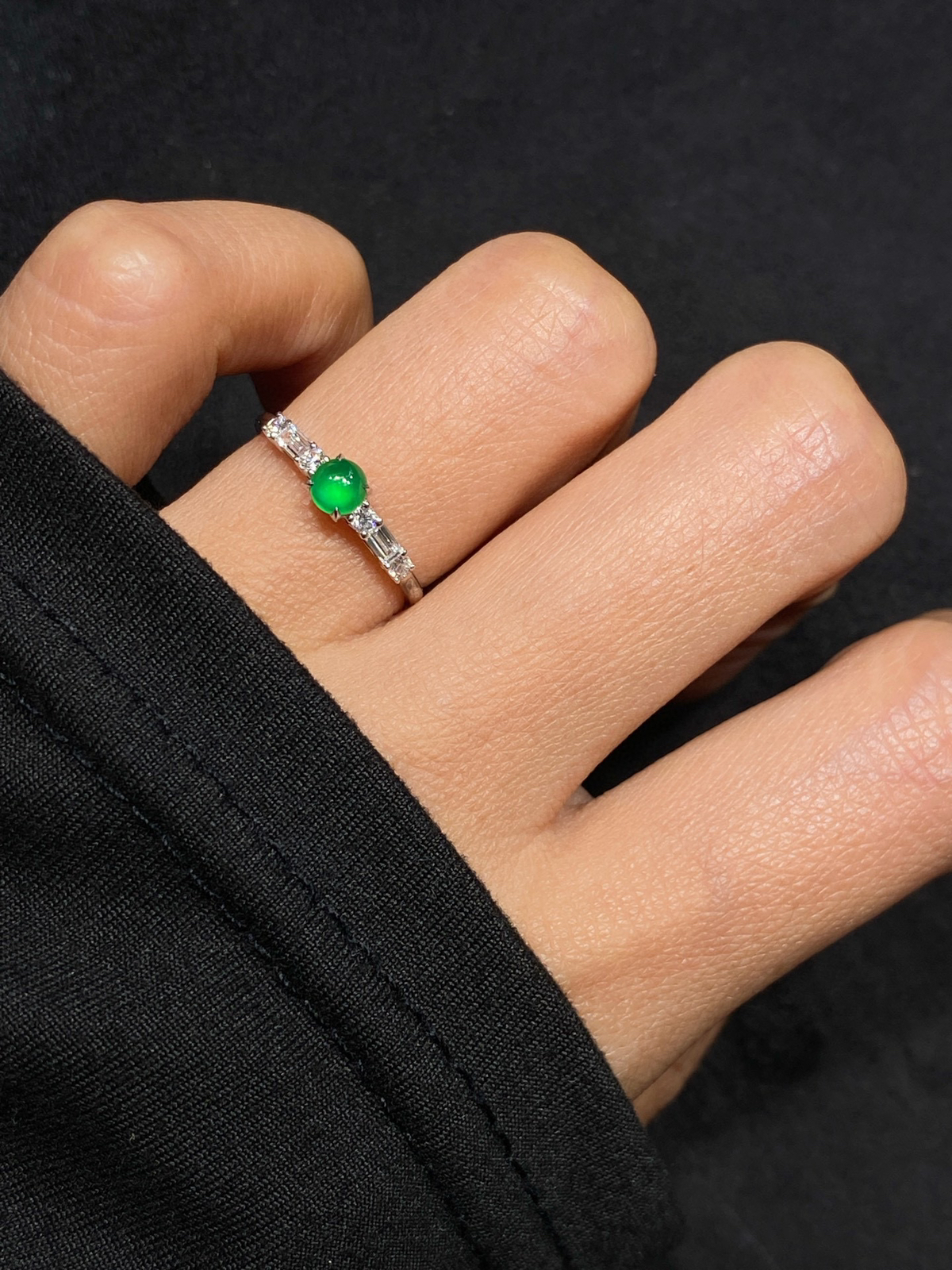 阳绿·蛋面戒指
18k金伴钻
冰阳绿，绕指的温柔锋芒