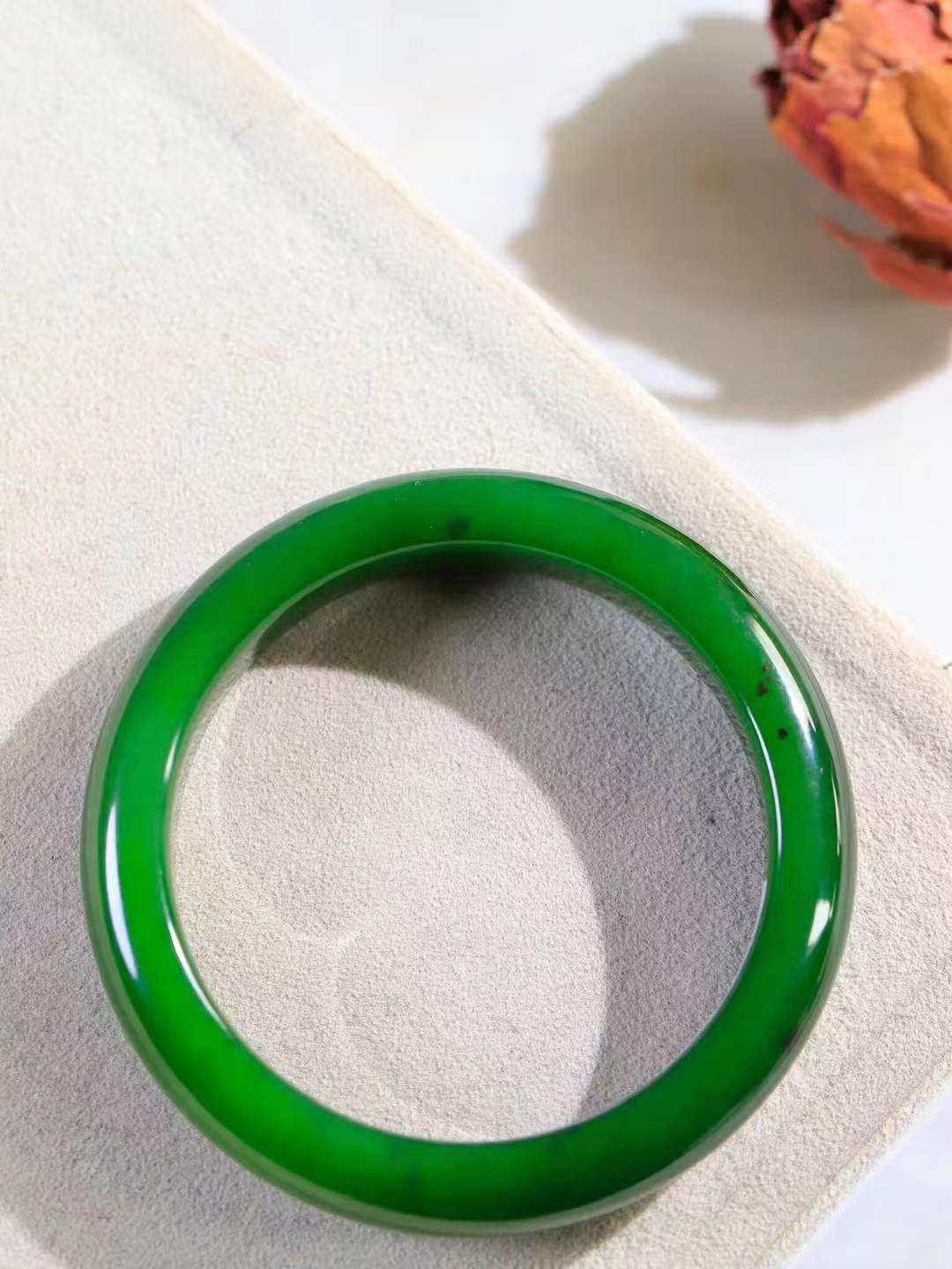 【温润如心.镯】

精品和田玉碧玉手镯，精选上等碧玉料，色泽清透，质地细腻。佩戴它，感受千年玉文化的温润与优雅，愿它为您带来平安与幸福。重60克  尺寸56.5-13.2-8.8mm  10353111A