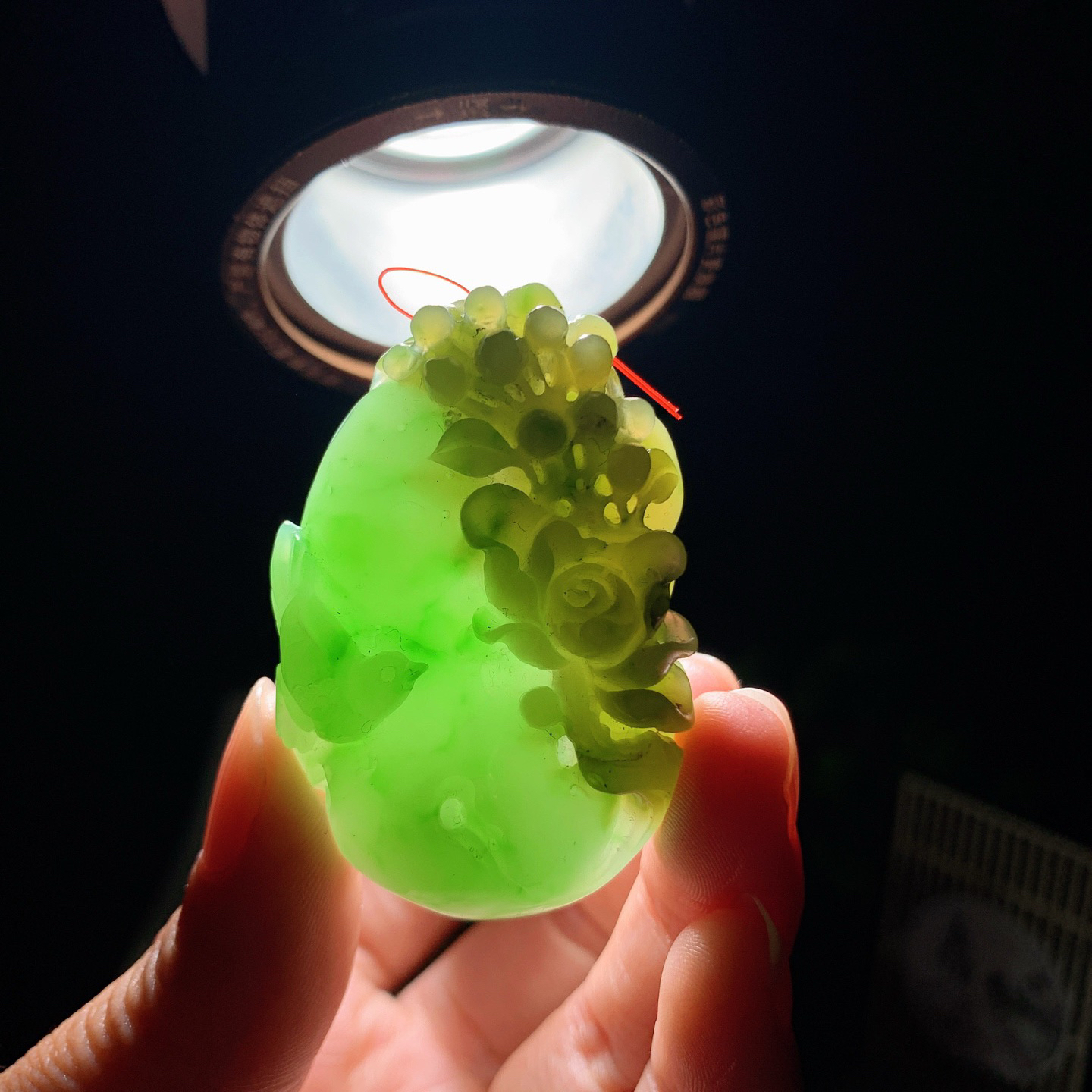 和田玉苹果绿俄罗斯碧玉花开富贵挂件 尺寸50/33/11重31.5克，玉质细腻油润 底色纯净 脂粉好，品质好！lt260330