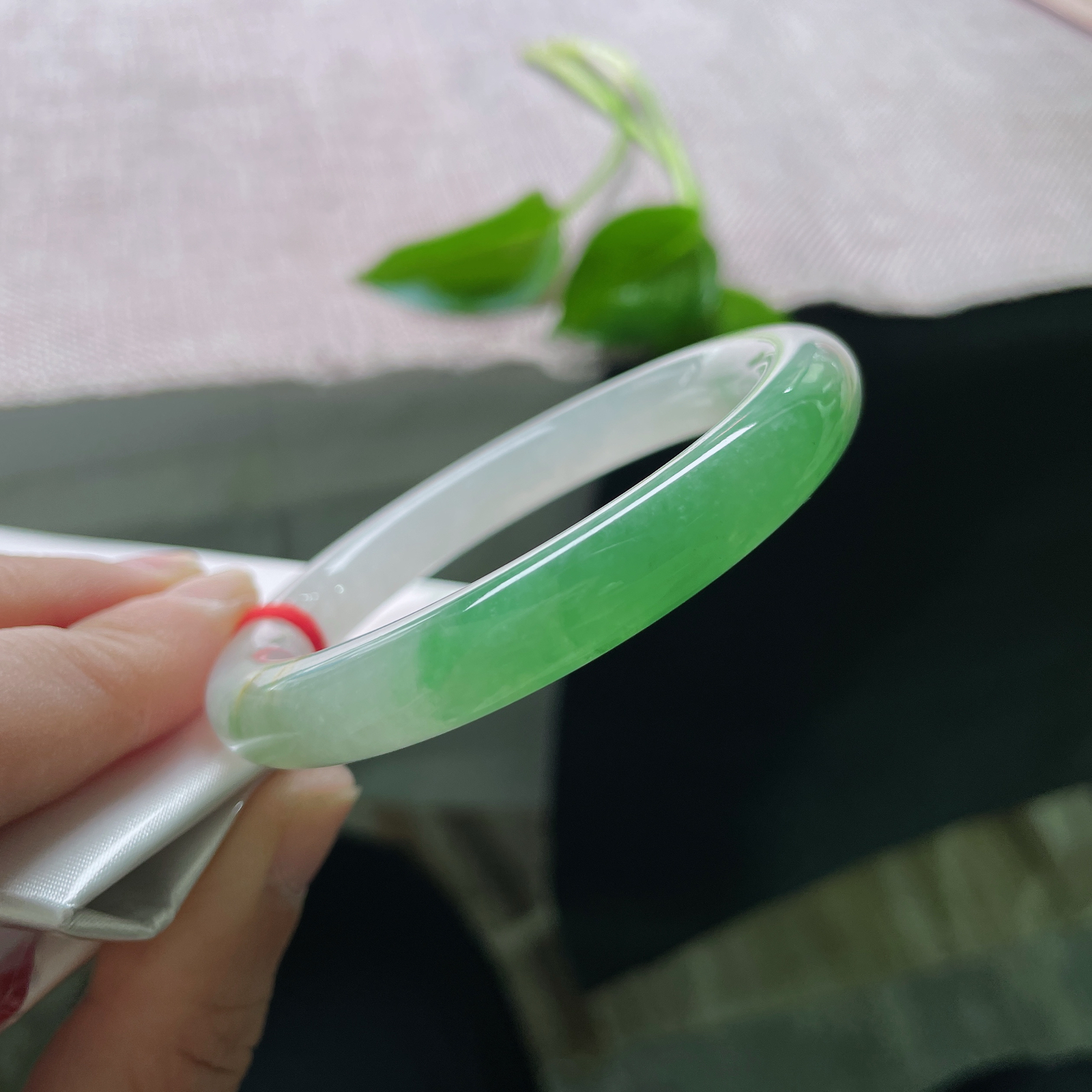 52.3/9.2飘绿圆条，水润细腻，翠色伊人，郁郁葱葱，沙眼，贵气。