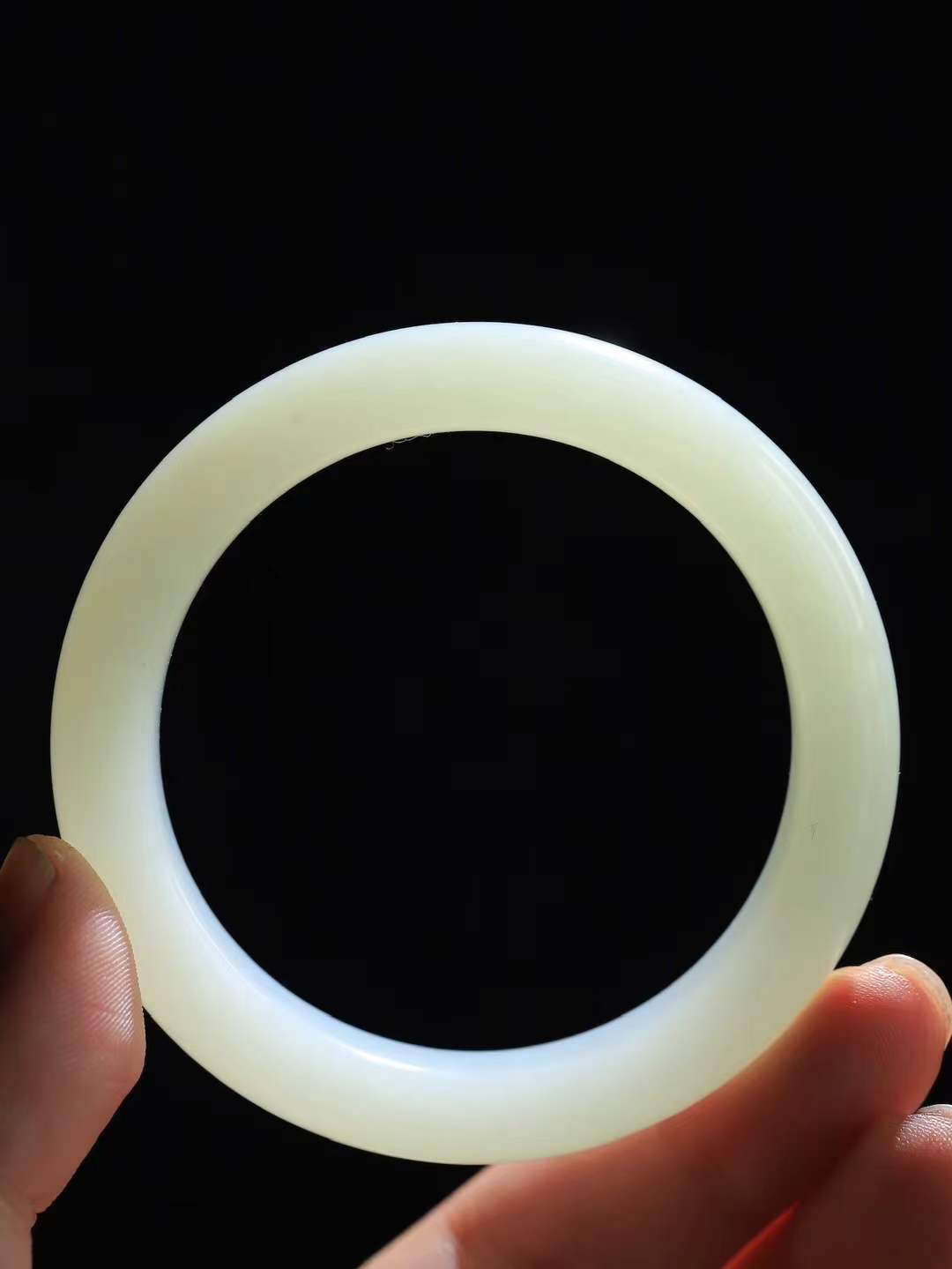 （柔情似水.手镯）

精品和田玉白玉手镯，玉质温润细腻，镯型饱满圆润，优雅知性，姽婳于幽静兮，又婆娑乎人间，经典款型，古朴典雅。极具灵性，腕间风情，风姿卓越。 重51.8克   尺寸53.5-12.2-9.3mm    FDL-36303126