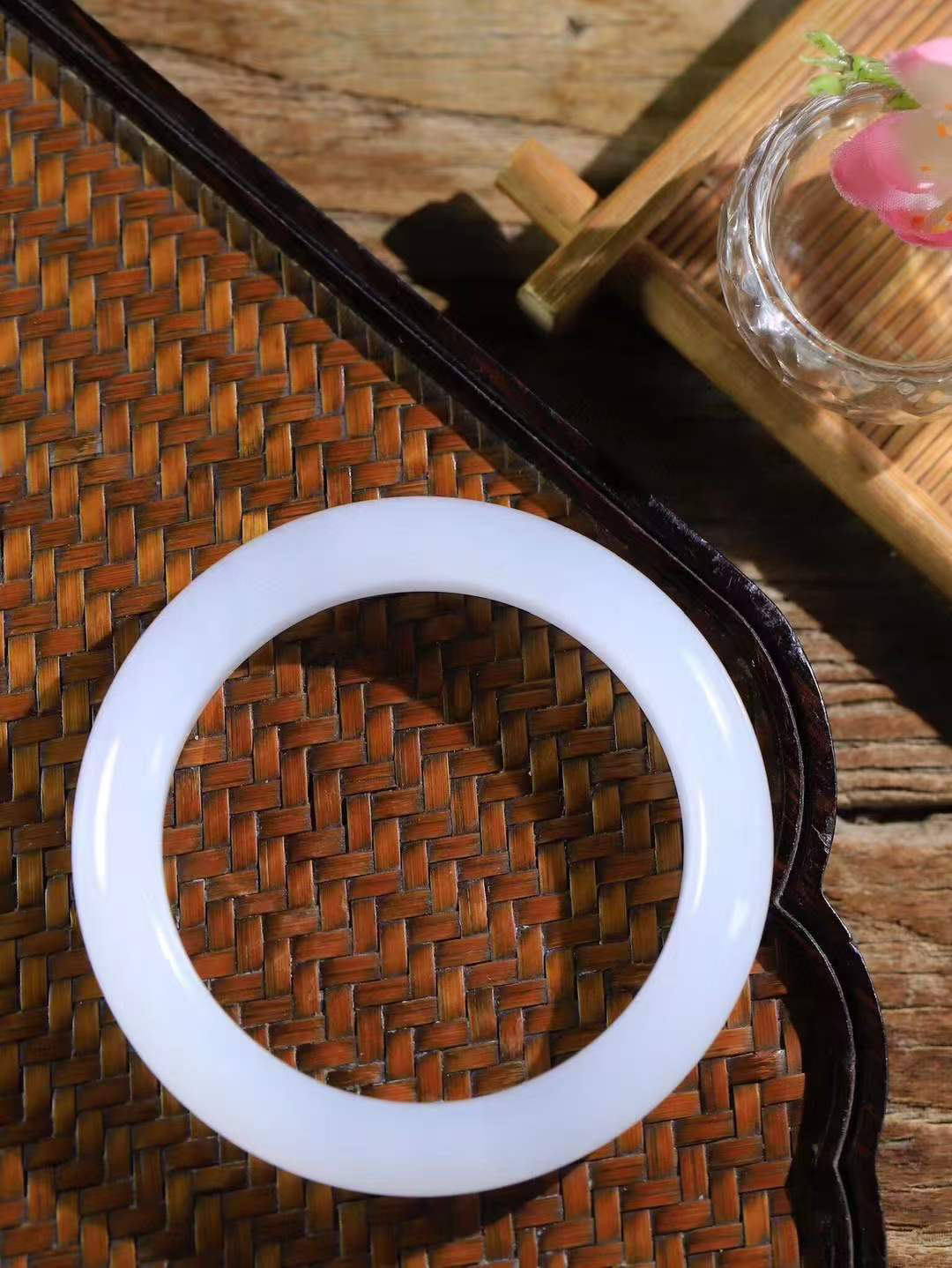 【情有独钟.手镯】

精品和田玉白玉手镯 玉质温润细腻 油性十足 手感舒适，高华雅逸，线条流畅，简约大气，美自天成，素雅高贵。佩戴于腕间，婉约之美，举手投足间透出那低调奢华。重59.7克 内径55.5mm 尺寸12.7-9.8mm   FDT-79353100