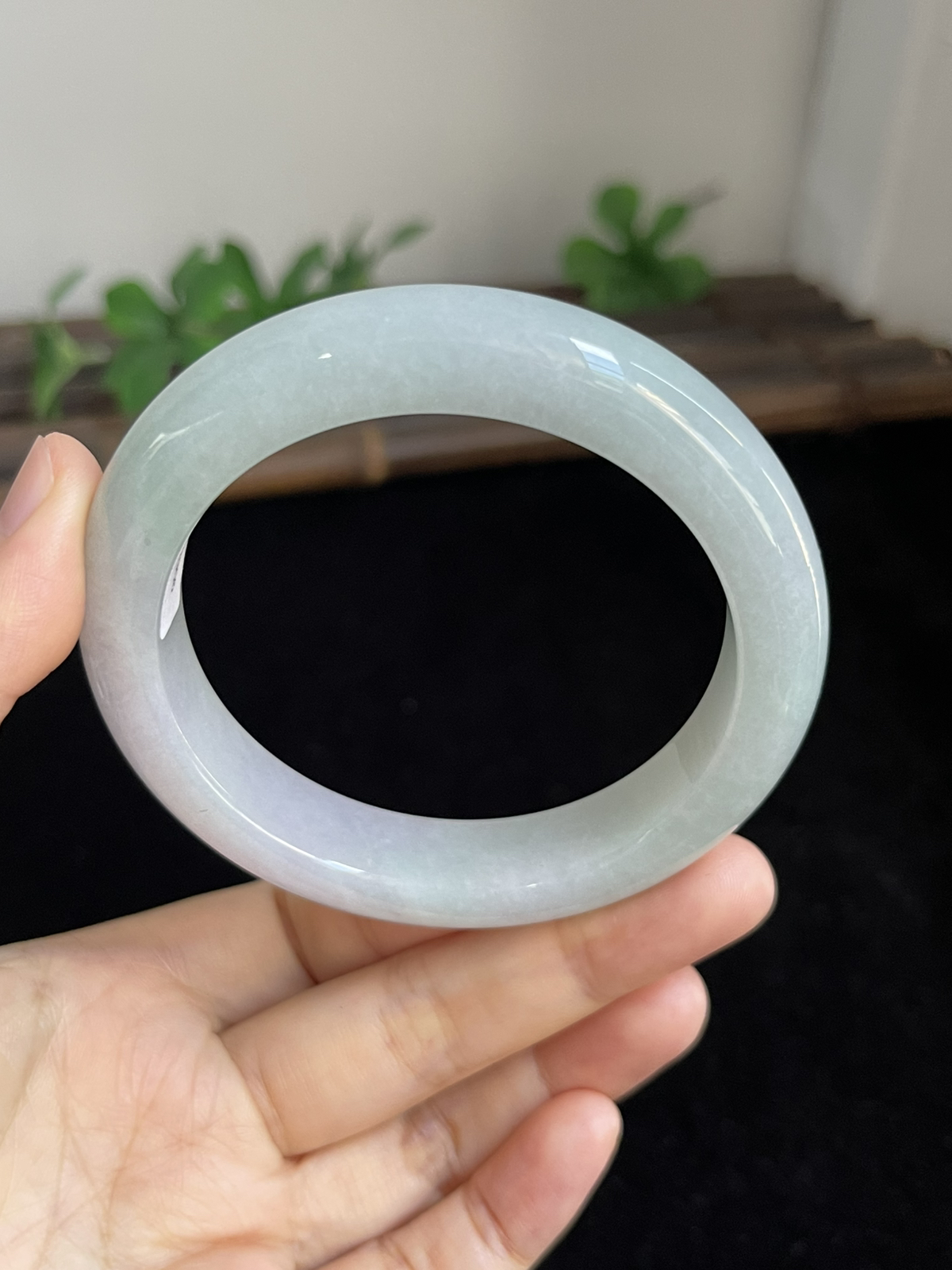 正圈57圈口，翡翠糯化种淡绿色手镯