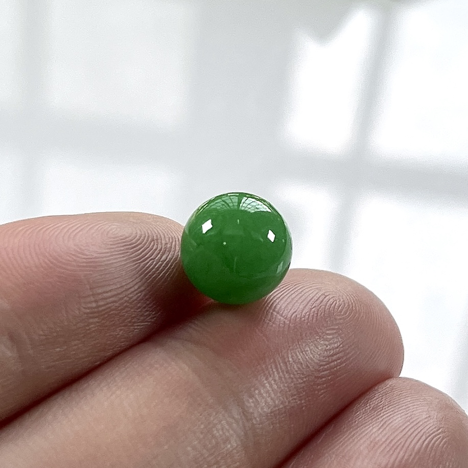 收藏级别，缅甸天然翡翠A货，卡10.2冰润满绿阳绿圆珠单珠一颗，尺寸：10.2mm/1颗，重量：1.88g