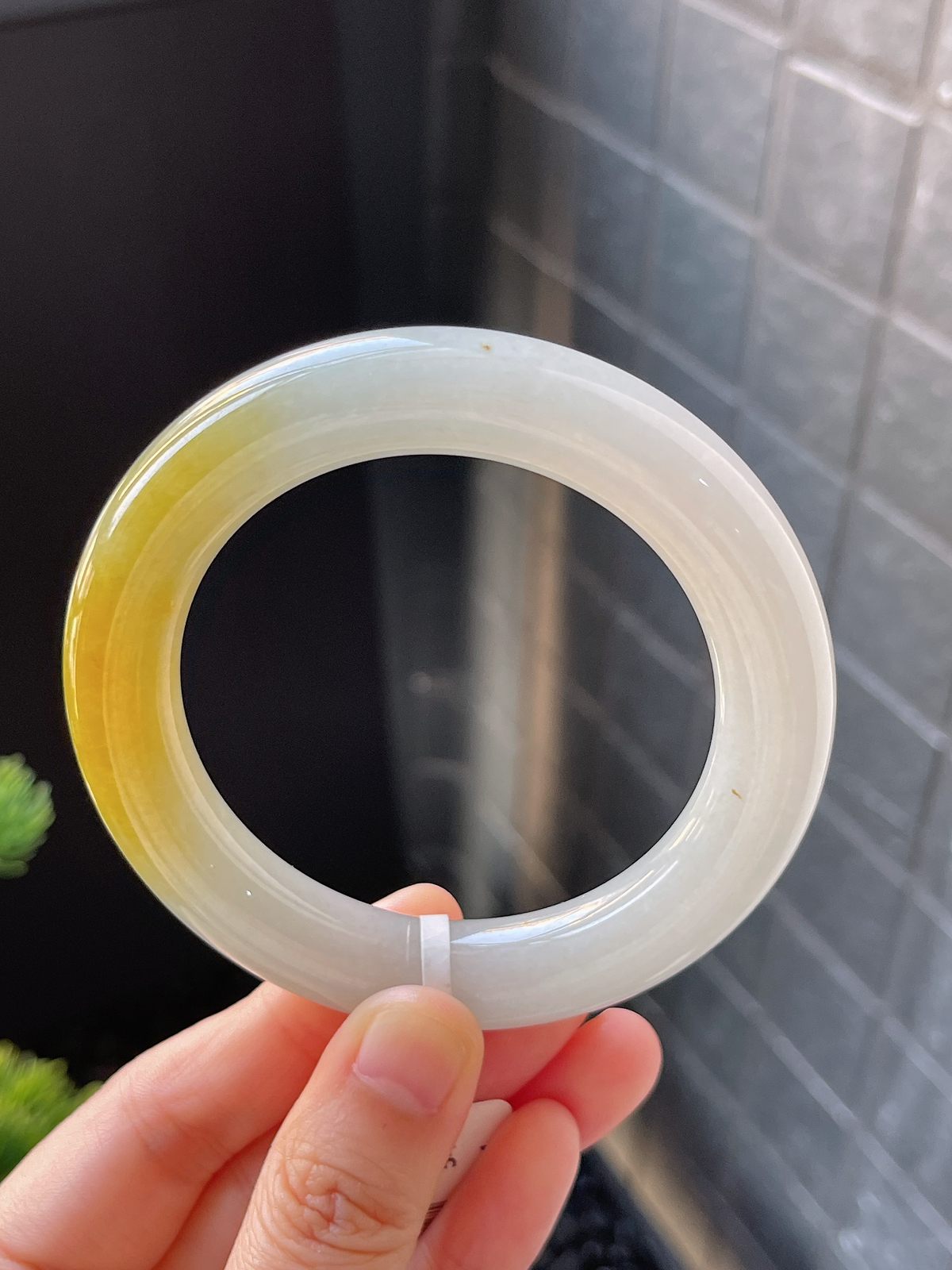 圆镯54.7圈口，翡翠冰糯种淡黄色手镯