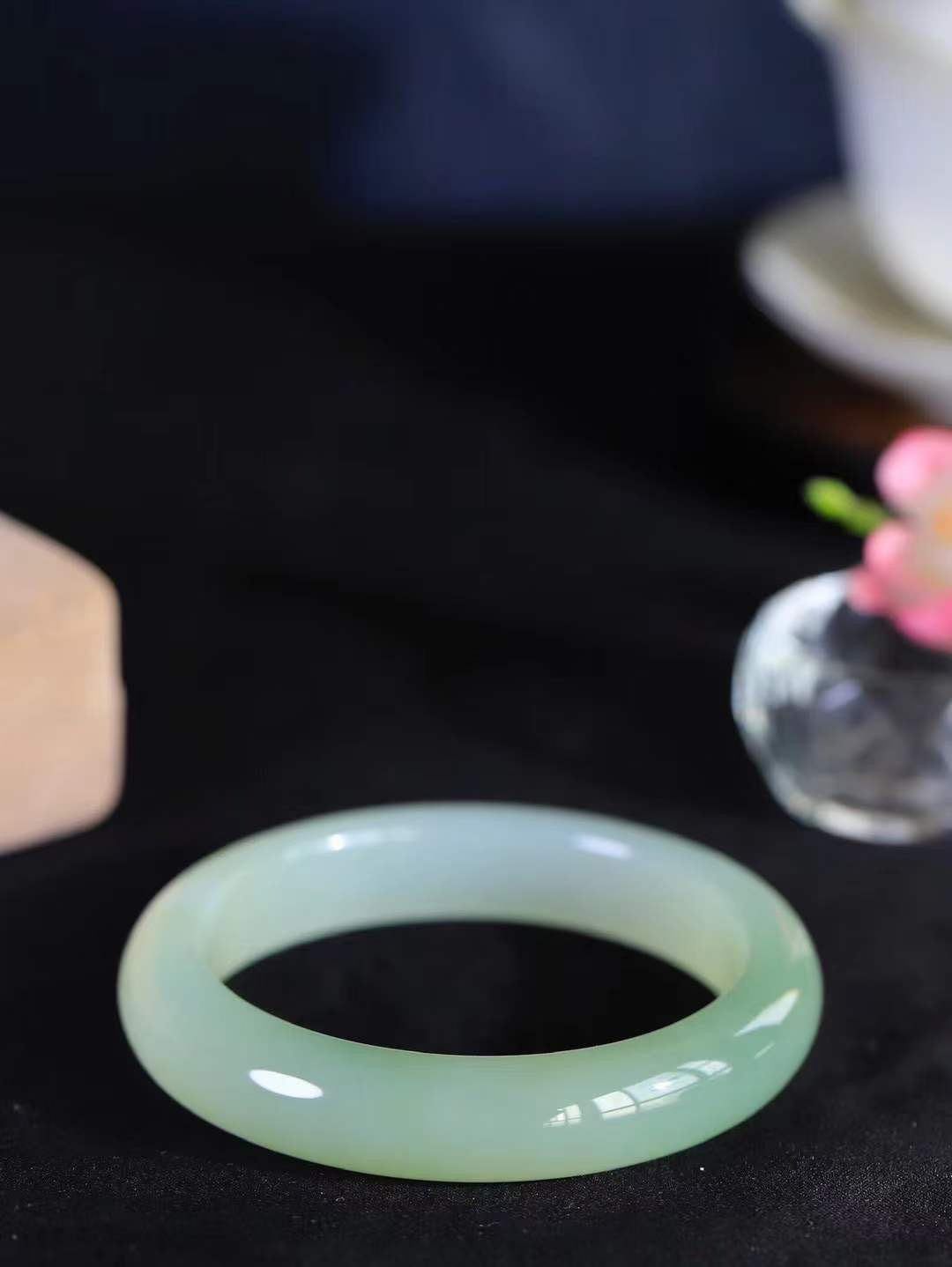 【温润于心.手镯】

精品️和田玉晴水手镯，如晴水般清澈，似晴空般纯净。每一缕纹理都诉说着大自然的