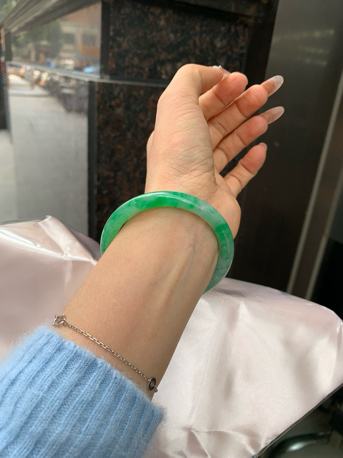 阳绿花美人条52.3-7.2-7.1底妆细腻，满圈阳绿飘花，鲜艳青翠，色泽均匀分布，举手投足之间散发出来的贵气感