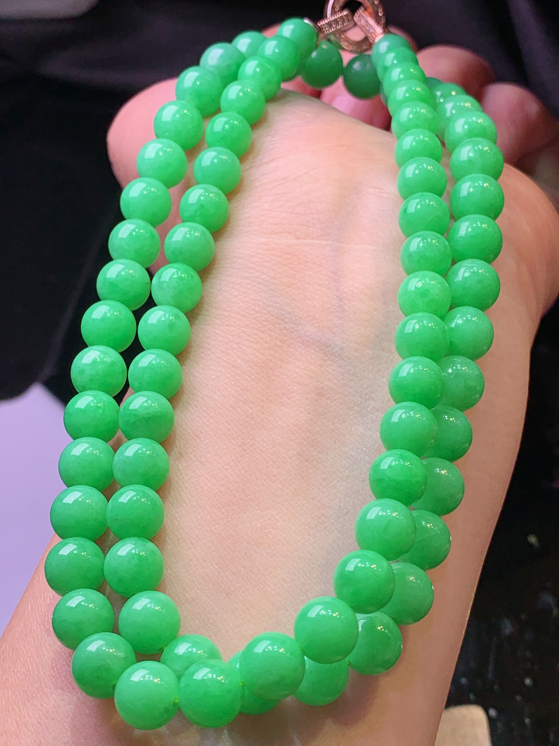 翠绿圆珠项链 玉质细腻 色泽艳丽清新 水润亮眼 整体尺寸7.5h3