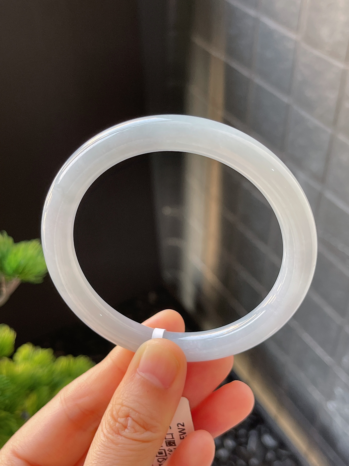 圆镯55.5圈口，翡翠糯化种白色手镯