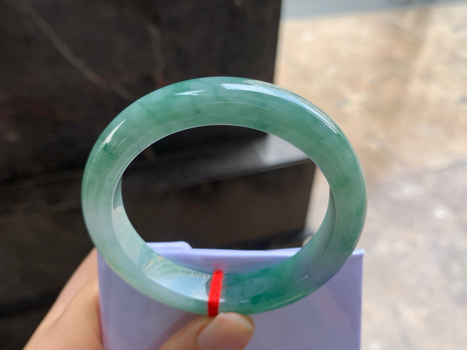 51-12.1-8.1

浓绿花带紫手镯^_^颜色鲜艳 特色手镯