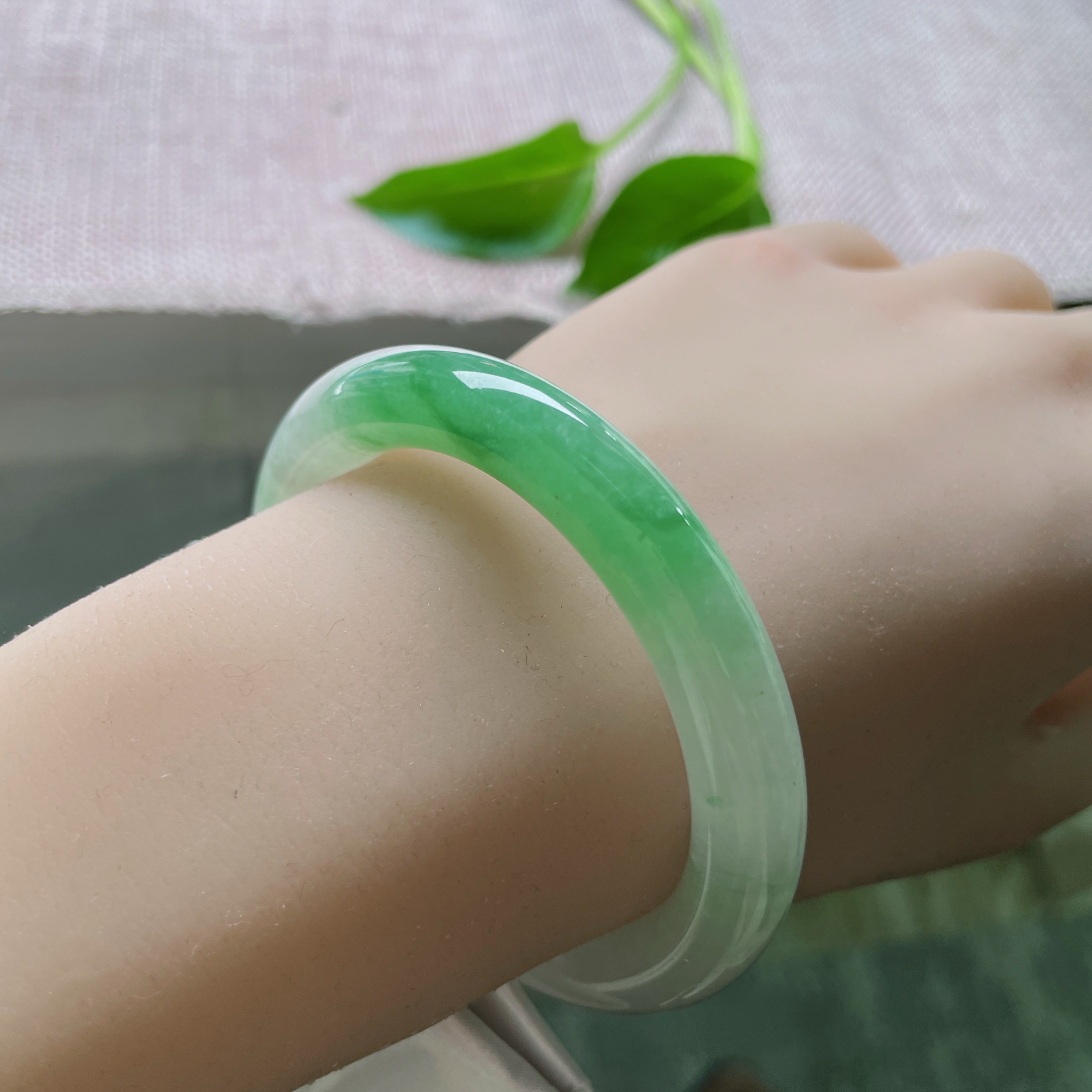 52.3/9.2飘绿圆条，水润细腻，翠色伊人，郁郁葱葱，沙眼，贵气。