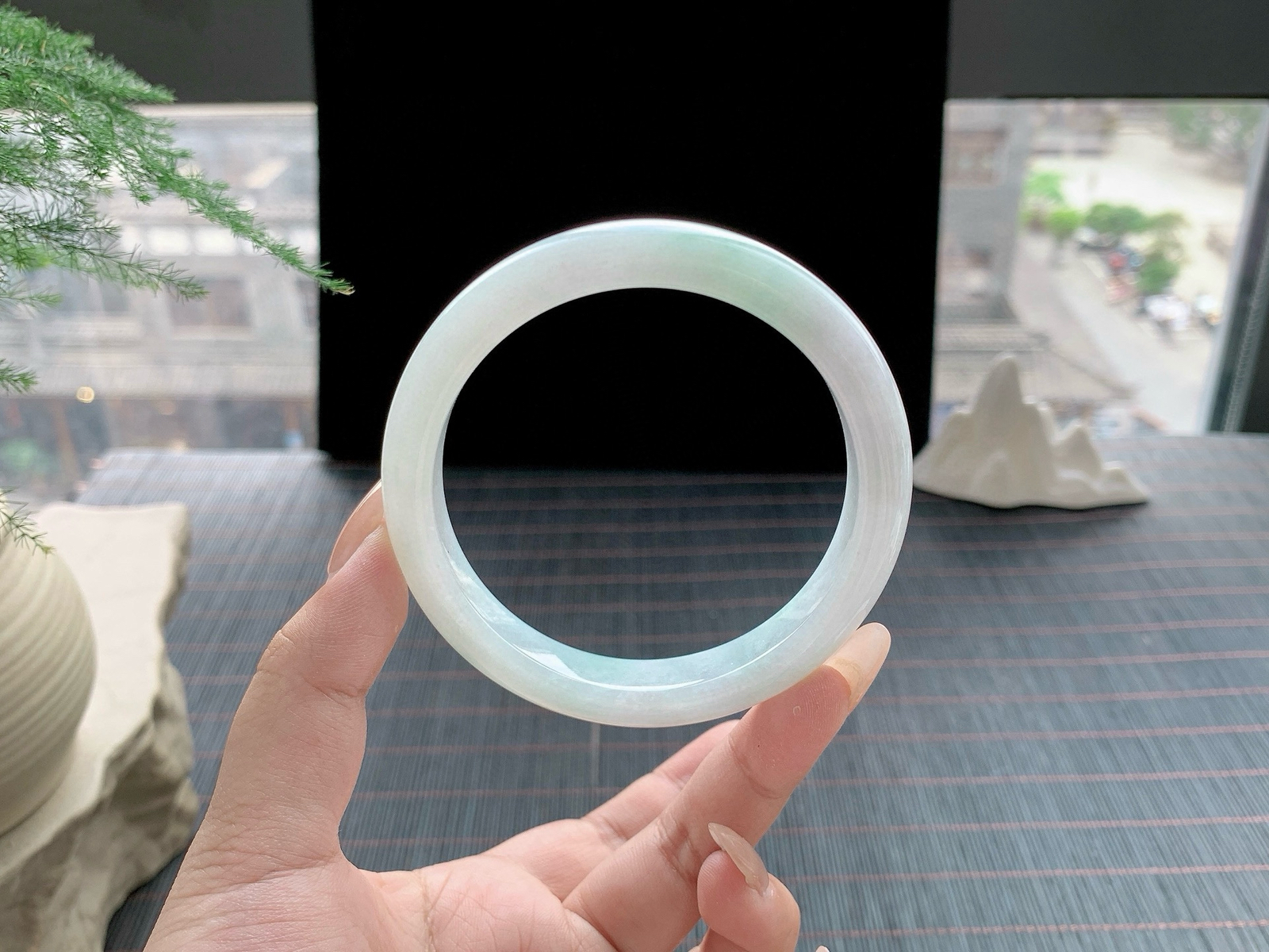 晴底飘绿
尺寸：60.5-11.9-8.6