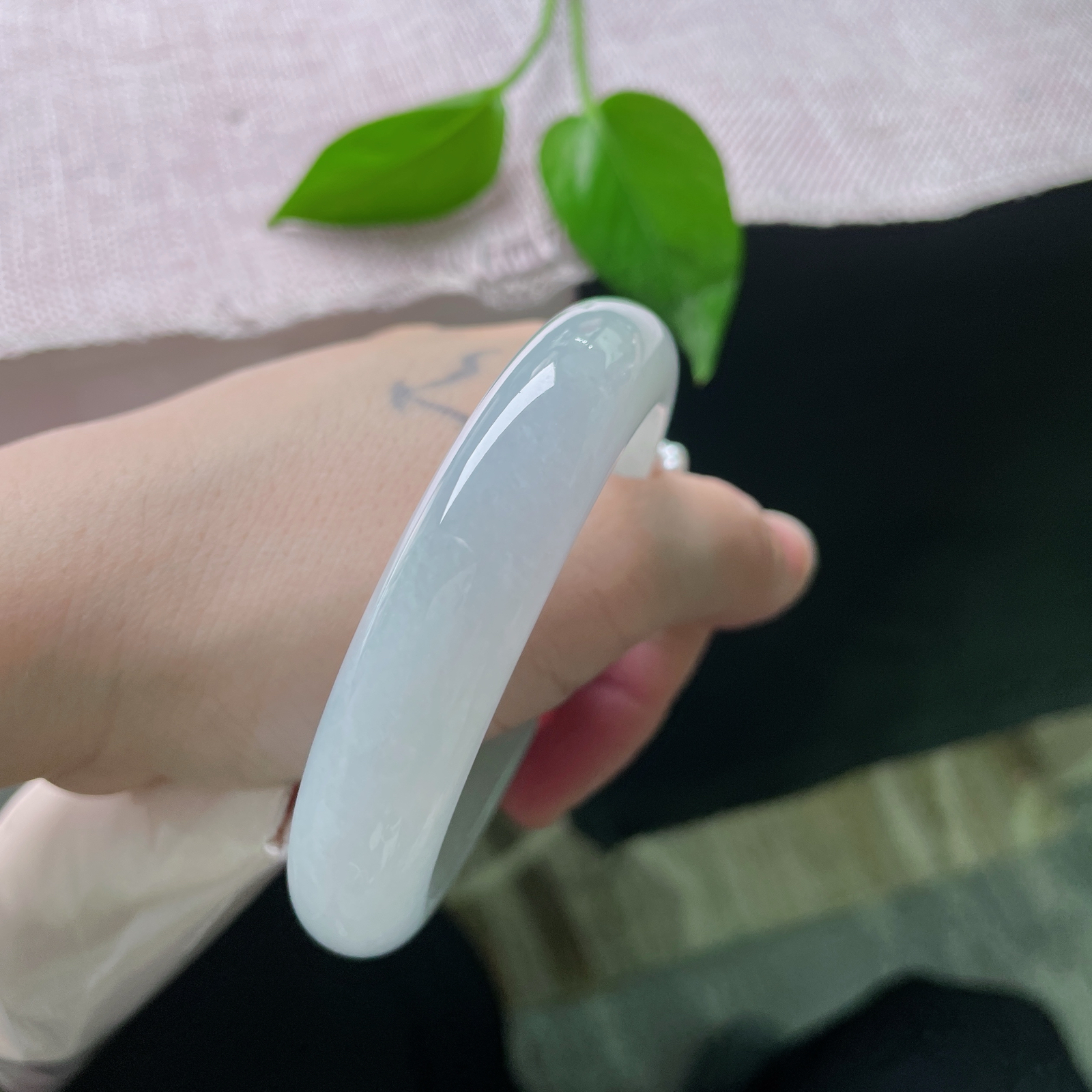 57.4/13.3/9，淡紫淡绿正圈，种老，玉质莹润细腻，把寻常日子都浸得温柔明亮。