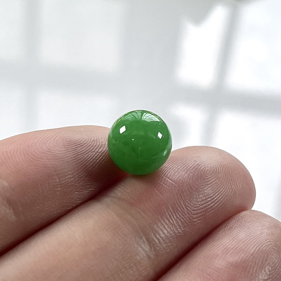 收藏级别，缅甸天然翡翠A货，卡10.2冰润满绿阳绿圆珠单珠一颗，尺寸：10.2mm/1颗，重量：1.88g