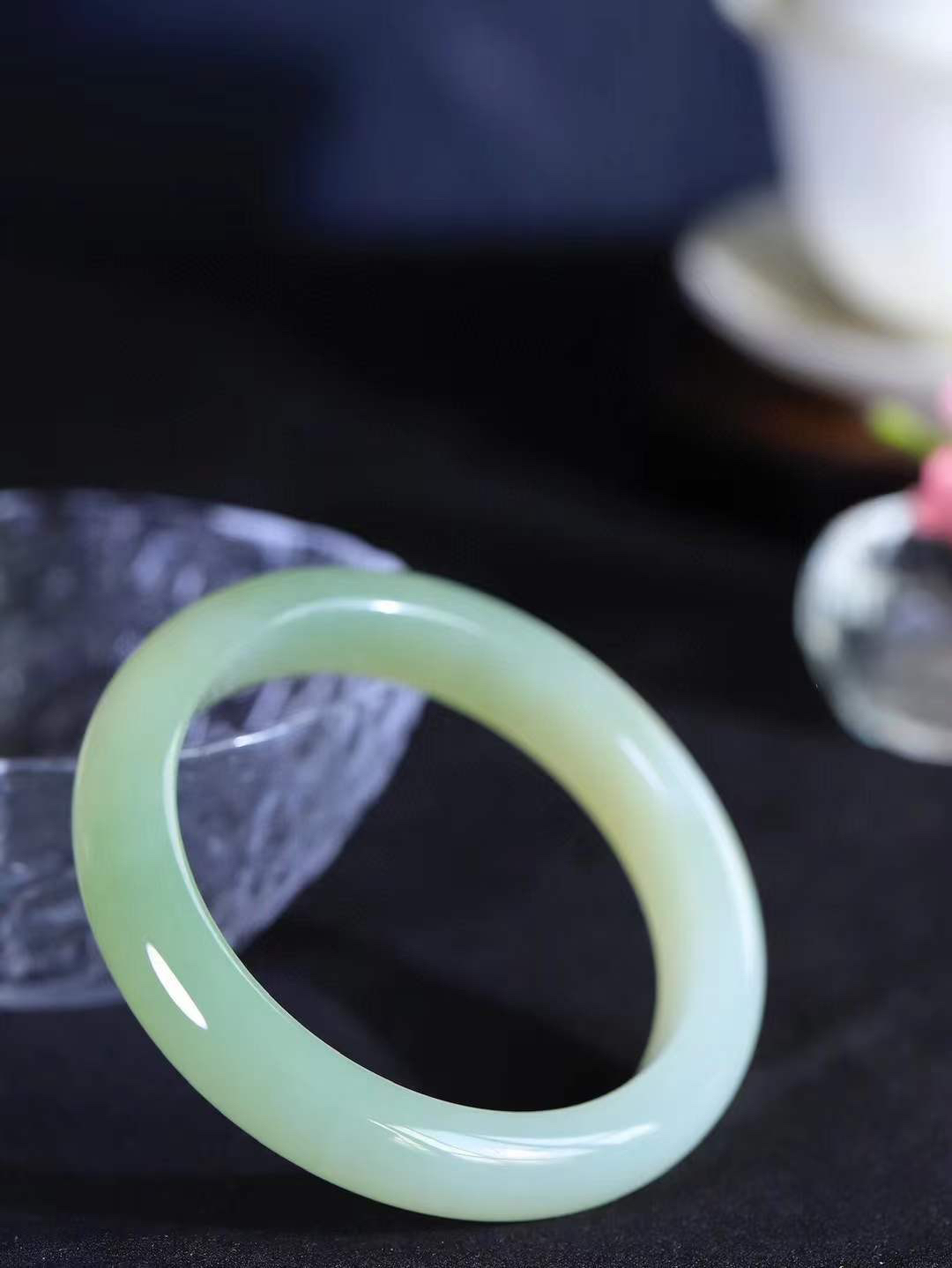 【温润于心.手镯】

精品️和田玉晴水手镯，如晴水般清澈，似晴空般纯净。每一缕纹理都诉说着大自然的馈赠，温润细腻，触手生温。佩戴它，仿佛将一片宁静的晴水湖戴在腕间，优雅从容，气质非凡。重58.2克  尺寸57-12.8-9mm  55343100T