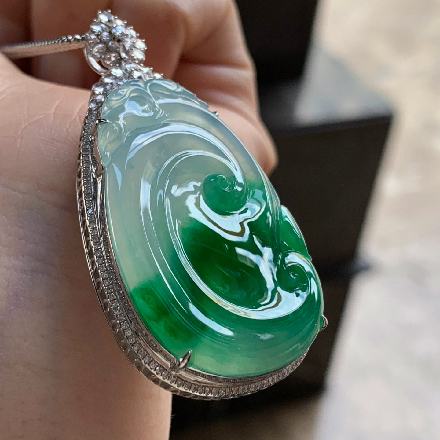 金钻镶嵌辣绿色如意^_^尺寸38.2-25.4-3 50.2-27.2-11.7mm