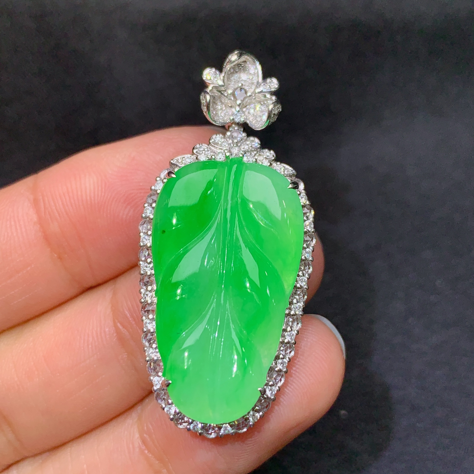 冰阳绿树叶吊坠，18k金镶嵌，冰润色阳，玉质细腻，种水足，尺寸40.8*18.6*8.1 y5