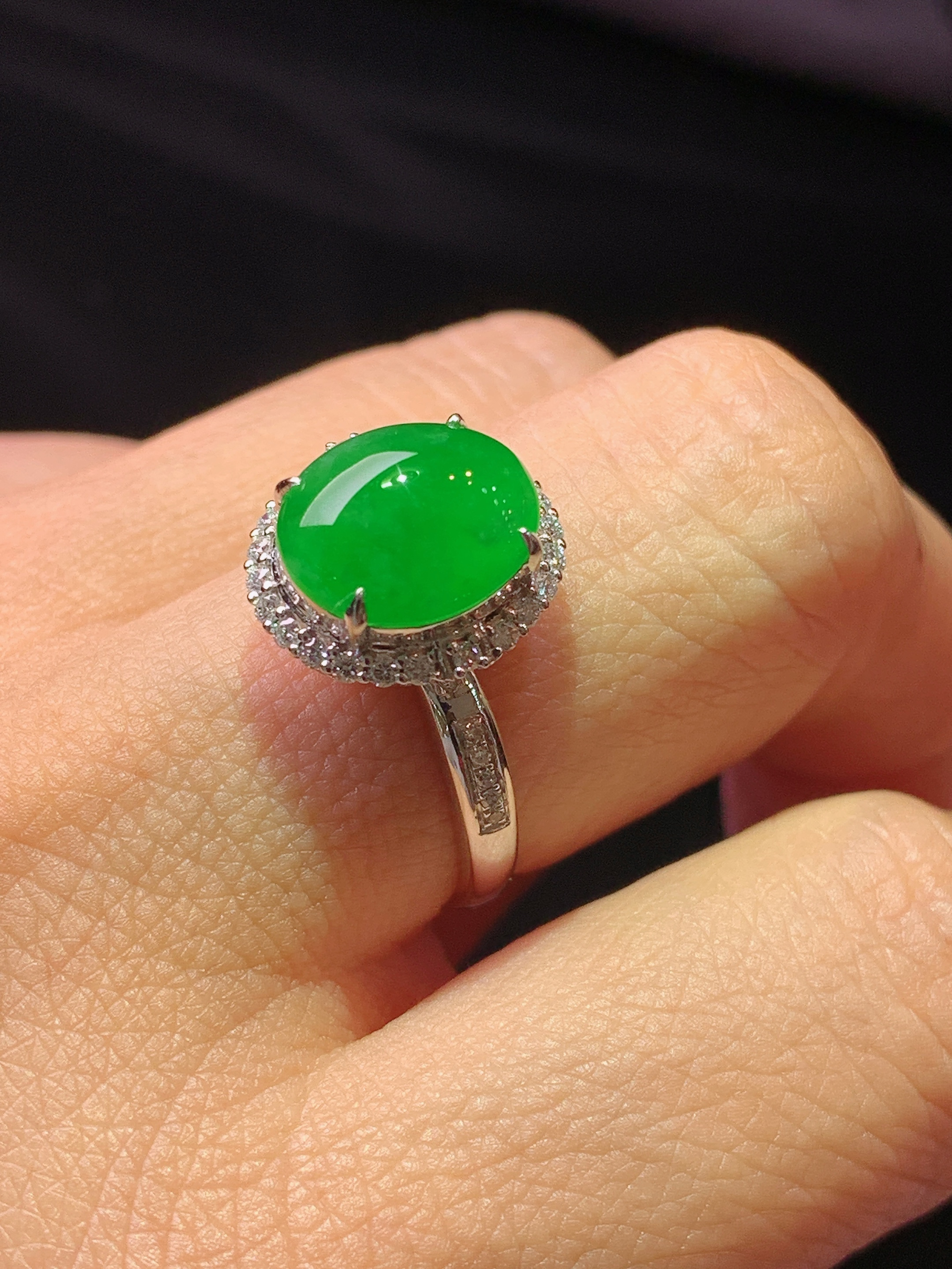 18k金钻镶嵌满绿蛋面戒指 玉质细腻 色泽艳丽清新 水润亮眼 圈口14 整体尺寸13.5*12.6*10f1
