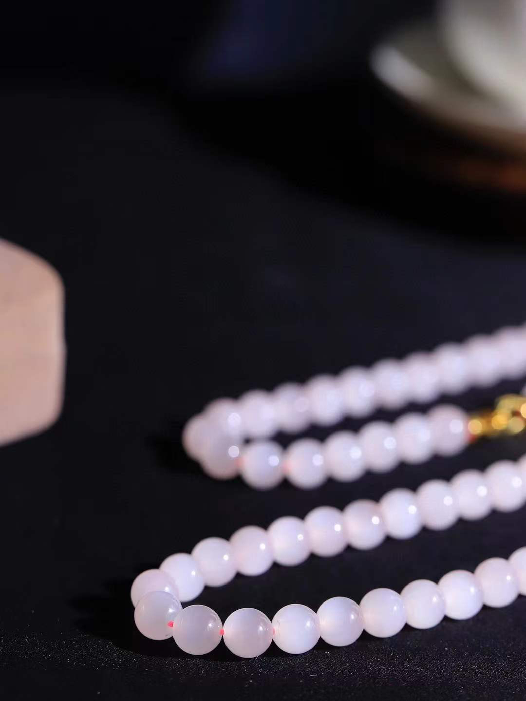 【珠圆玉润.项链】

精品和田玉藕粉珠圆玉润项链 玉质温润细腻  整串打磨圆润，佩戴舒适。珠珠落玉盘，间关莺语花底滑，一生美好时光，无论身在何处，都有它相伴相守。事事顺遂，幸福美满，吉祥如意。重80.2克 尺寸取一8mm  79353078T