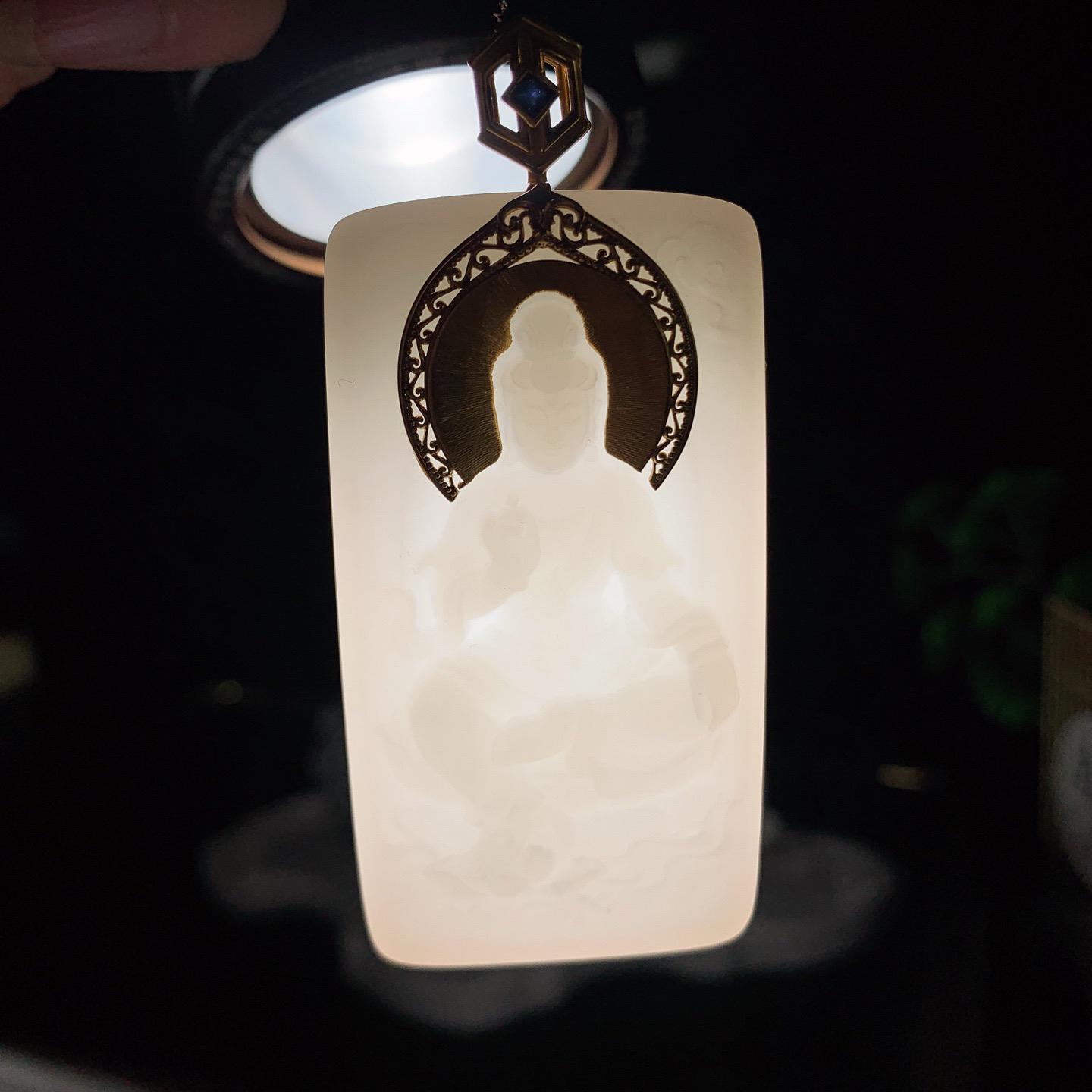 新疆和田玉18k金羊脂白坐莲观音牌挂件 尺寸64/35/11重65.6克，玉质细腻油润 底色纯净 脂粉好，品质好！lt260330