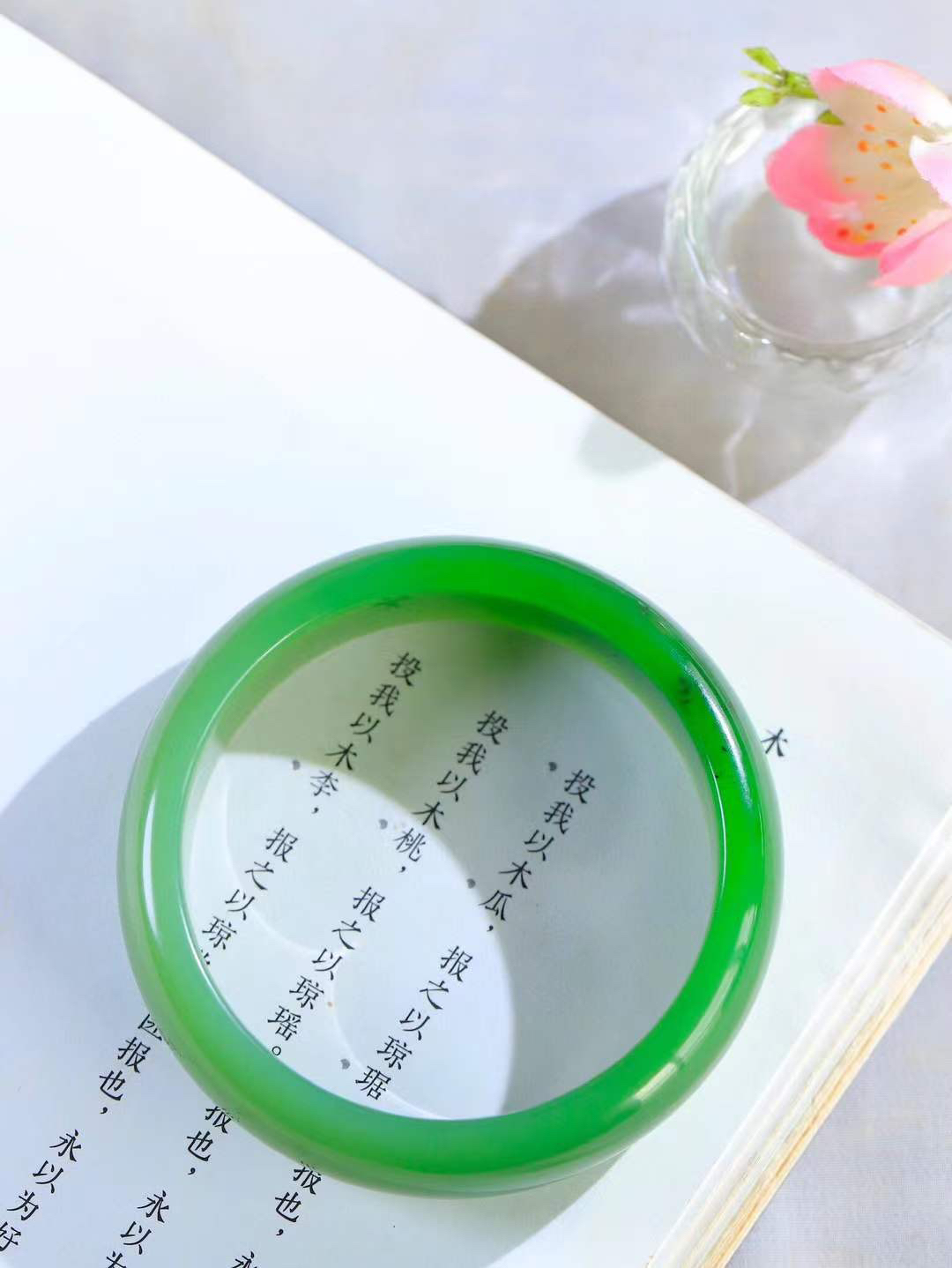 【悠悠芳华.镯】

收藏传家级臻品️和田玉碧玉手镯 玉质温润 青葱岁月，尽收腕中，婉转流畅，凝岁月悠长。盈一眸恬淡，挽一抹绿意。重76克 内径59.5mm尺寸18.2-7.8mm56343113T