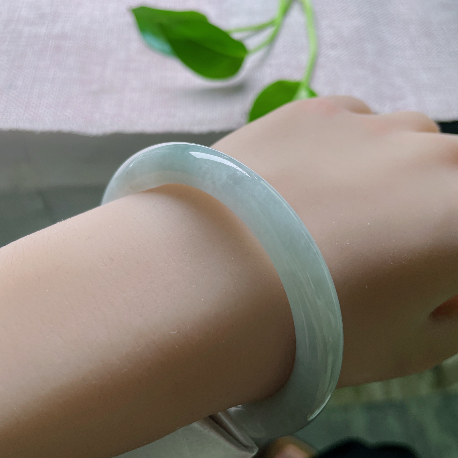 55.1/8.3，浅绿底圆条，水头好，质地莹润细腻，佩戴斯文秀美，无纹裂