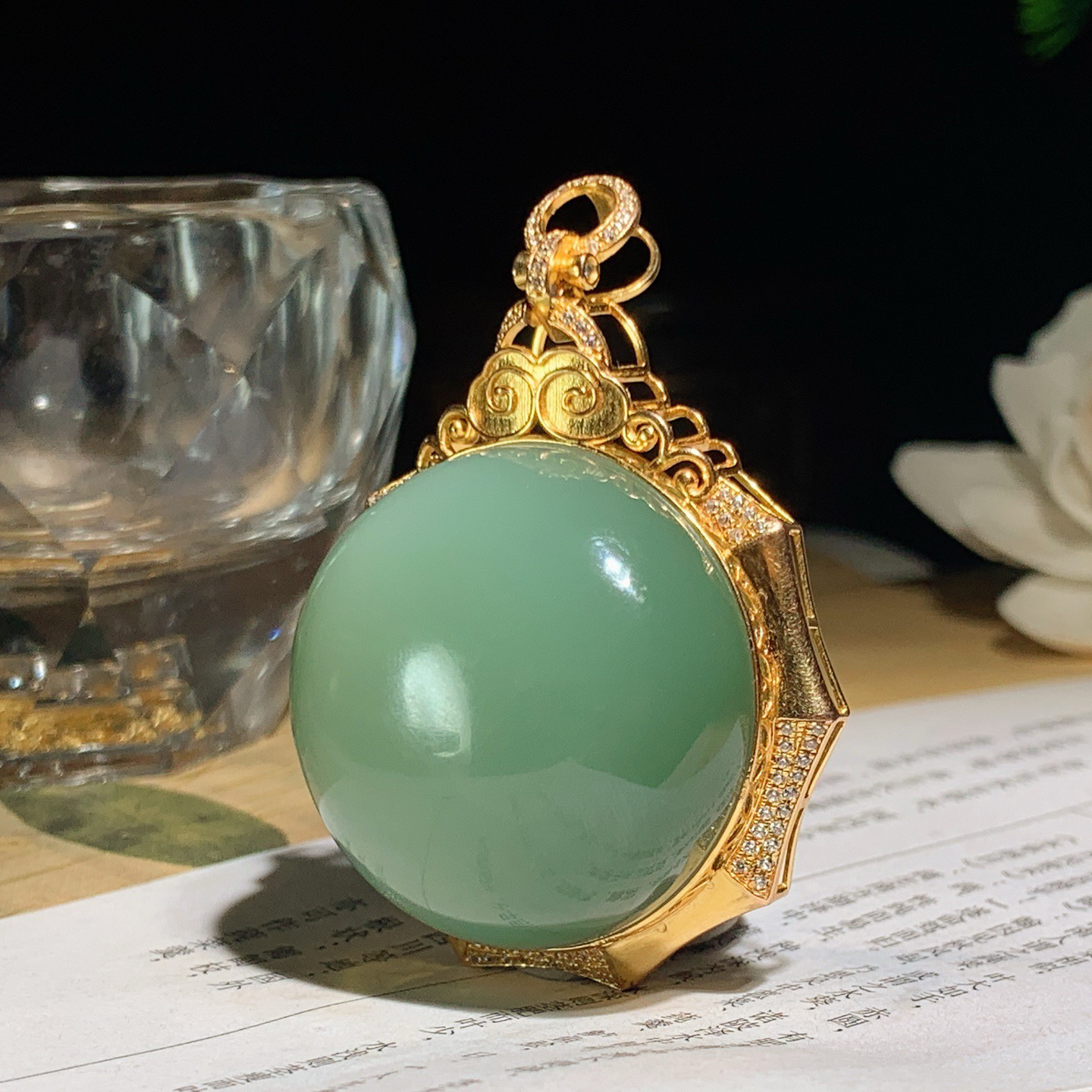 和田玉粉绿18k金俄罗斯碧玉圆牌挂件 尺寸32/15重29克，玉质细腻油润 底色纯净 脂粉好，品质好