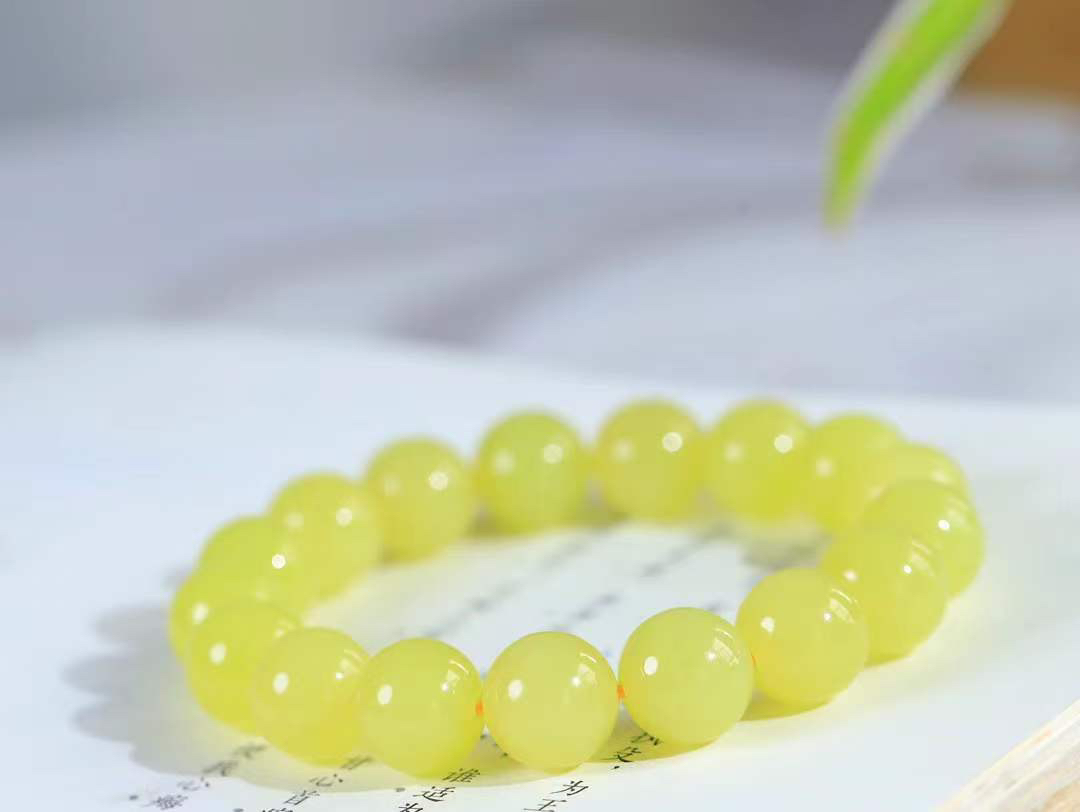 【珠圆玉润.手串】

精品️和田玉黄口珠圆玉润手串 玉质温润细腻  整串打磨圆润，佩戴舒适。珠珠落玉盘，间关莺语花底滑，一生美好时光，无论身在何处，都有它相伴相守。事事顺遂，幸福美满，吉祥如意。重47.8克 尺寸取一12.2mm  FDA-22362533
