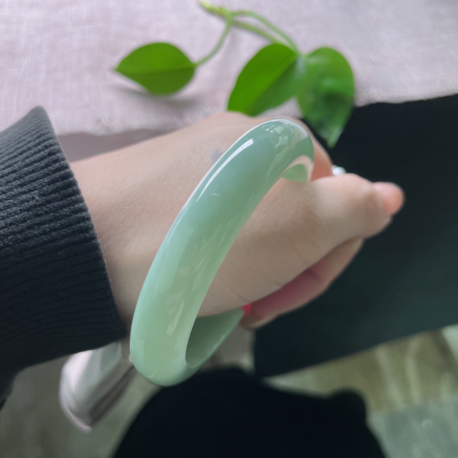 55/12/8.5，果绿底正圈，颜色分布均匀，清爽淡雅，料子细腻