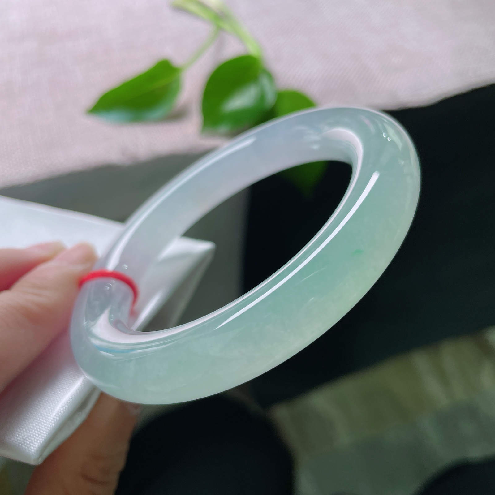 55.5/11.4，冰晴底圆条，集清透、淡彩、圆润于一身，气质担当，无暇