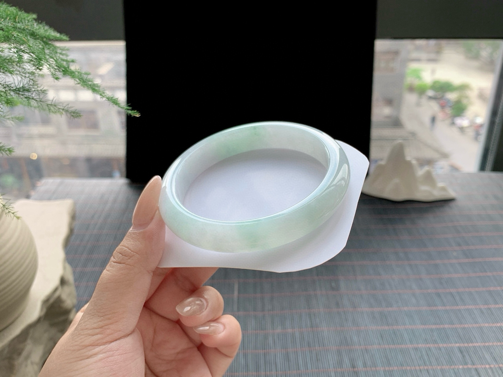 晴底飘绿
尺寸：60.5-11.9-8.6