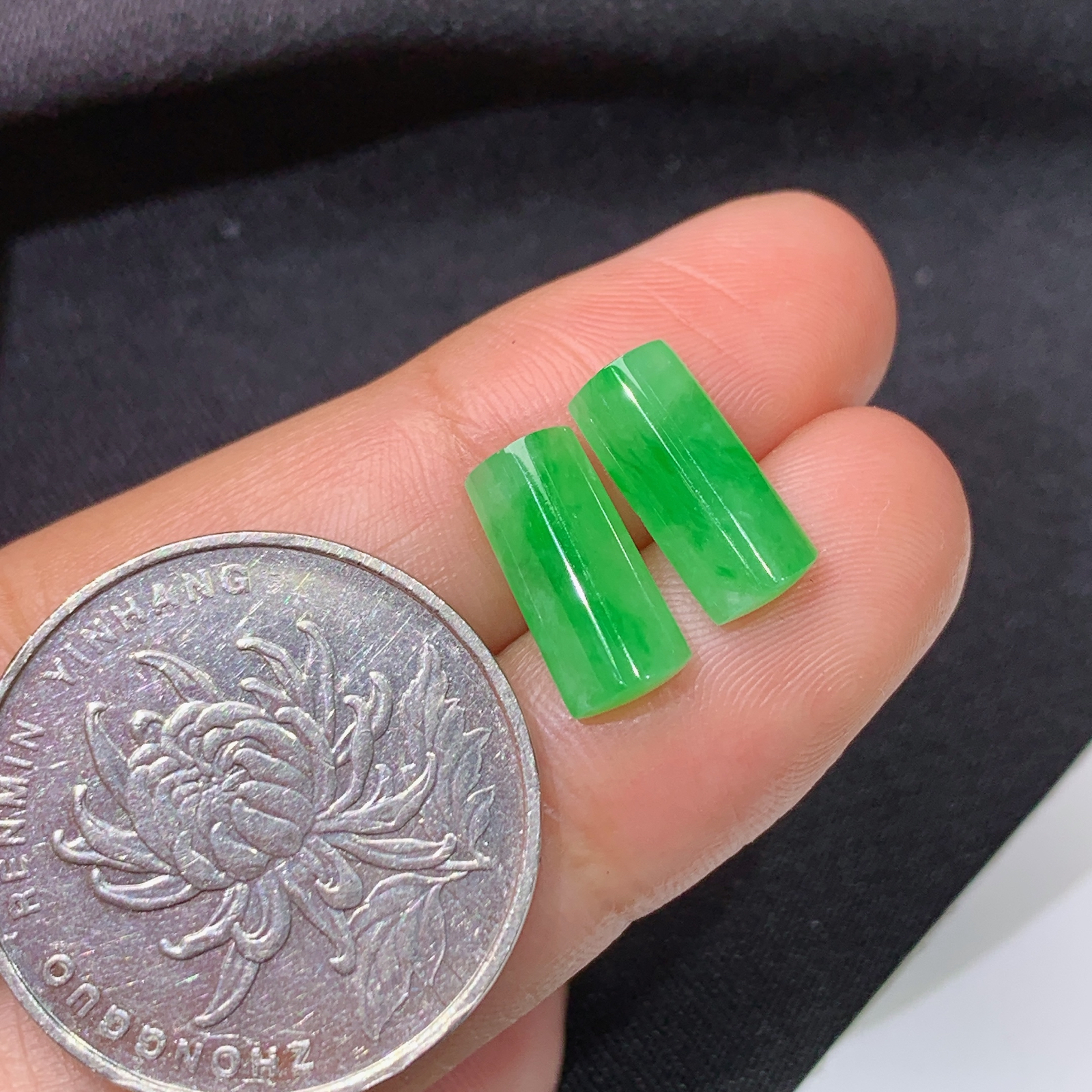 冰阳绿马鞍一对，镶嵌佳品，冰润色阳，种水足，Ht 尺寸12.1*5.3*2.5