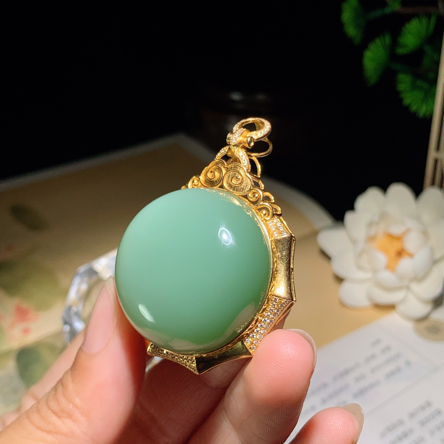 和田玉粉绿18k金俄罗斯碧玉圆牌挂件 尺寸32/15重29克，玉质细腻油润 底色纯净 脂粉好，品质好！lt260330