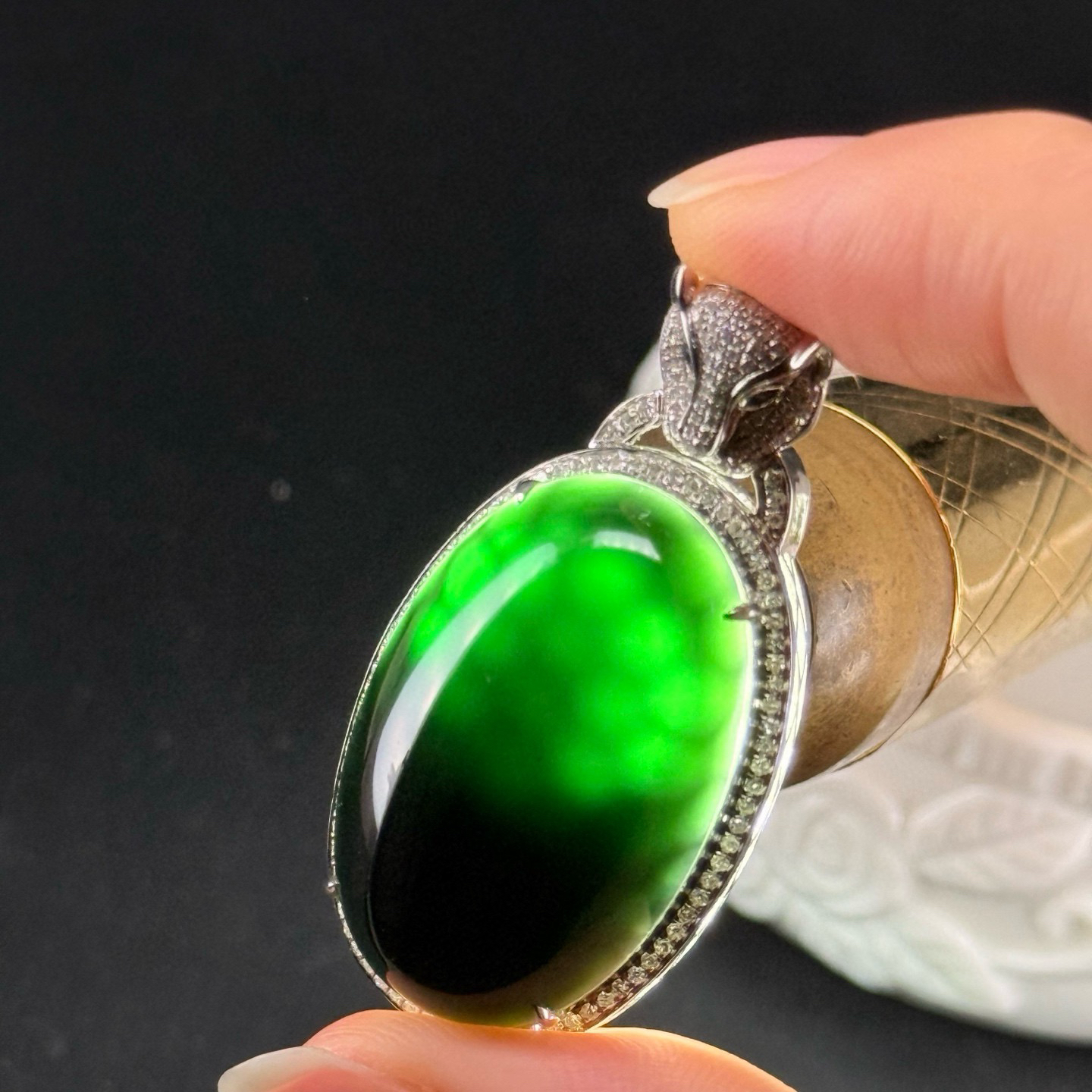 精品豪镶墨翠蛋面吊坠 种好色正 黑度极好 打灯通透 油性十足 尺寸42.6