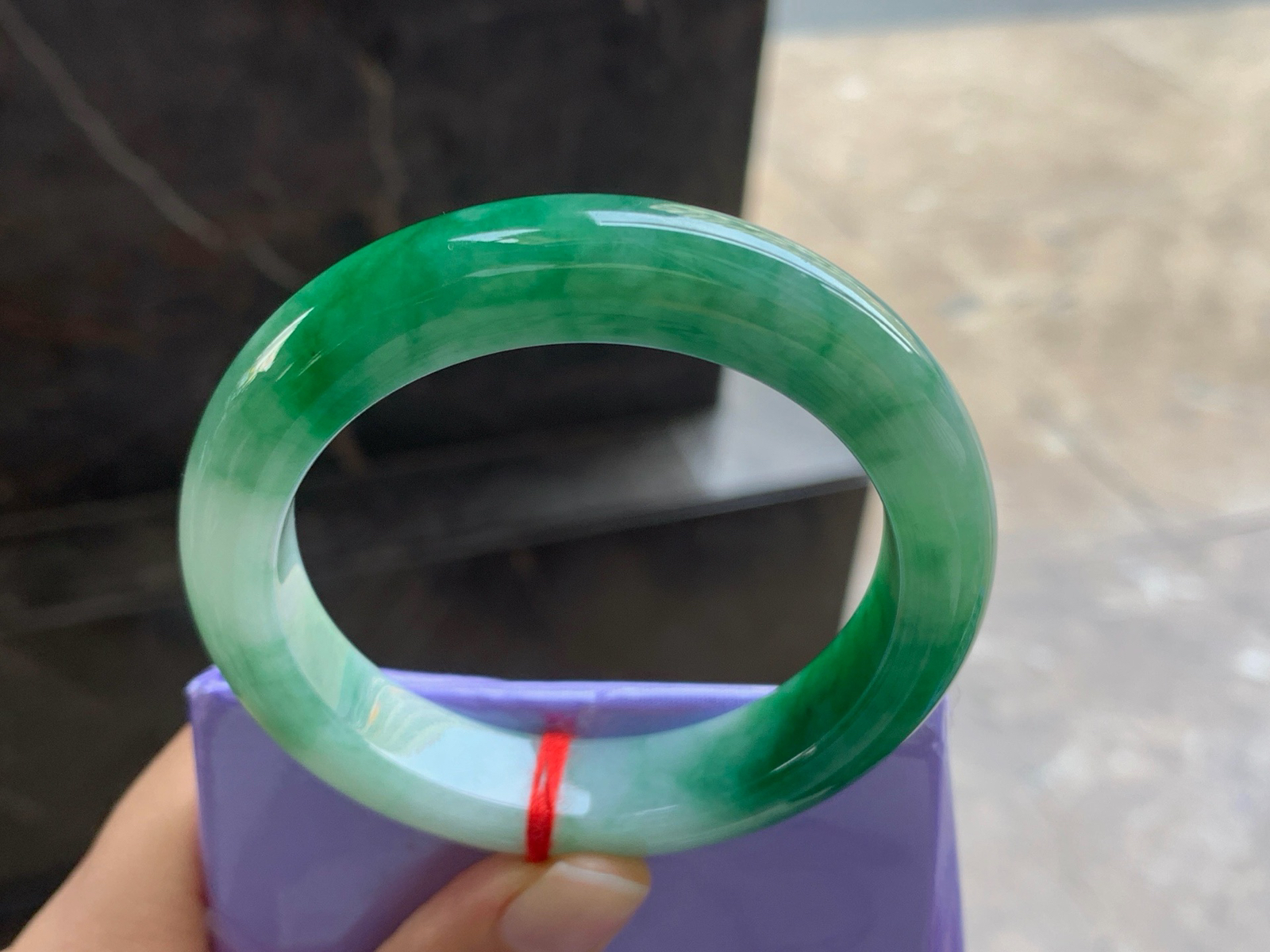 53-11.8-9.1

辣绿色手镯^_^颜色鲜艳 玉质温润