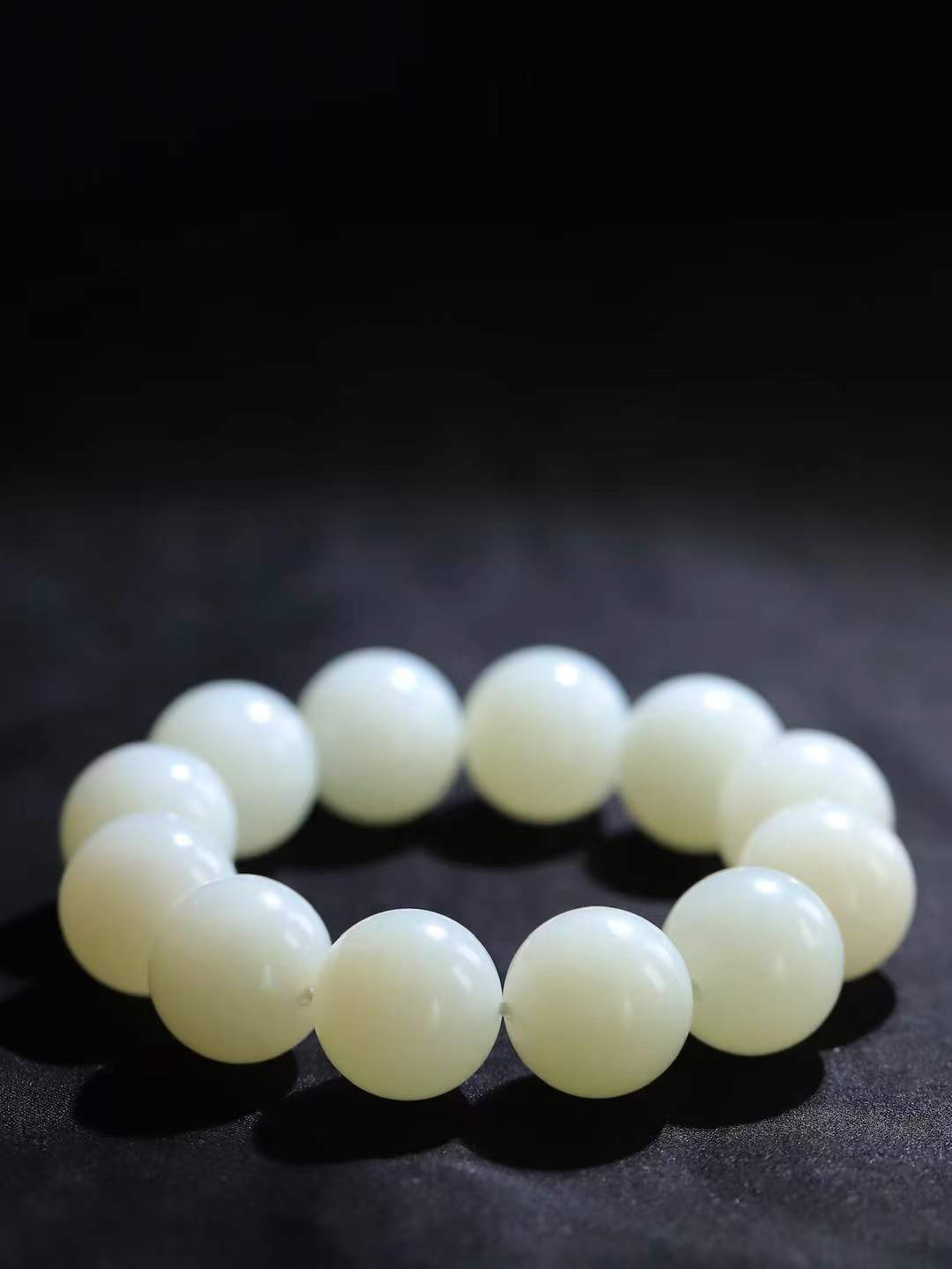 【珠圆玉润.手串】

精品️和田玉白玉珠圆玉润手串 玉质温润细腻  整串打磨圆润，佩戴舒适。珠珠落玉盘，间关莺语花底滑，一生美好时光，无论身在何处，都有它相伴相守。事事顺遂，幸福美满，吉祥如意。重144.5克 尺寸取一20mm  FDA-22362533