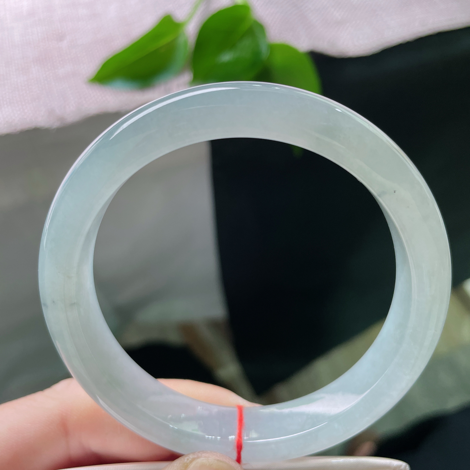 57.6/11.7/8，冰蓝正圈，将远山的雾、湖心的波，凝成一圈化不开的浓情，静水流深。飘乌鸡