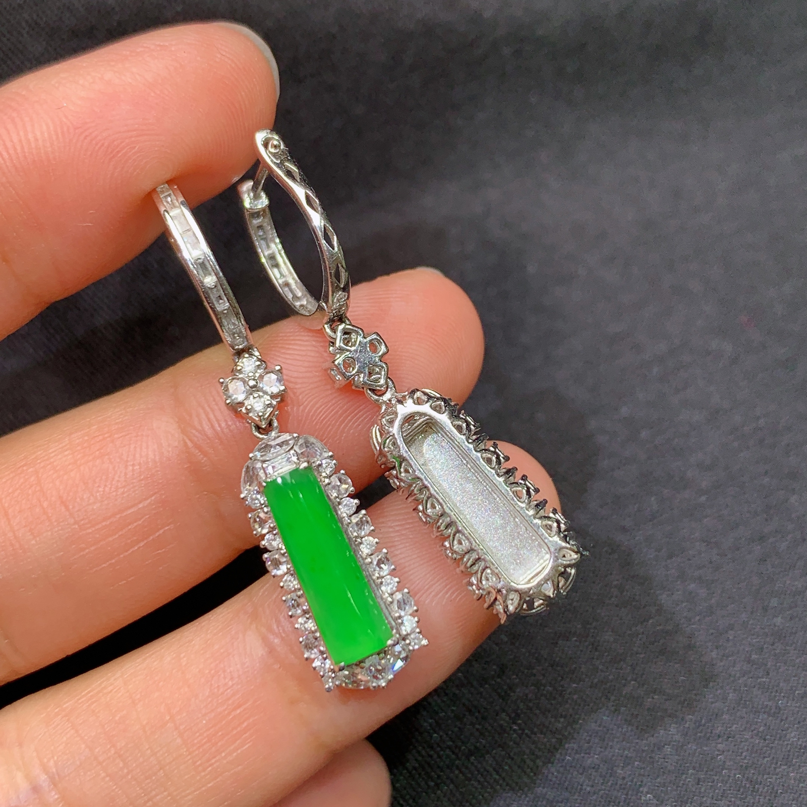 冰阳绿无事牌耳坠，18k金镶嵌，款式新颖，冰润色阳，种水足，Mi 尺寸13.3*4.1*2