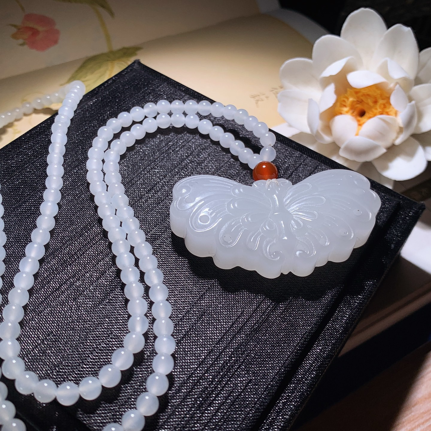 新疆和田玉羊脂白蝴蝶挂件 尺寸26/49/10重37.5克，玉质细腻油润 底色纯净 脂粉好，品质好！lt260330