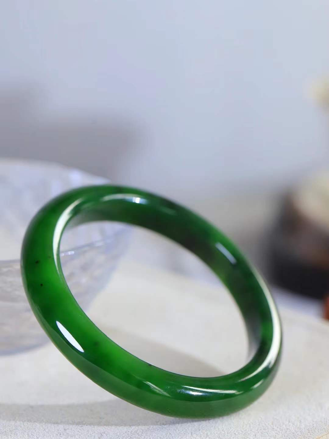 【悠悠芳华.镯】

精品和田玉碧玉手镯 玉质温润 青葱岁月，尽收腕中，婉转流畅，凝岁月悠长。盈一眸恬淡，挽一抹绿意。重50.5克 内径58mm尺寸11.2-8.9mm   86323155A