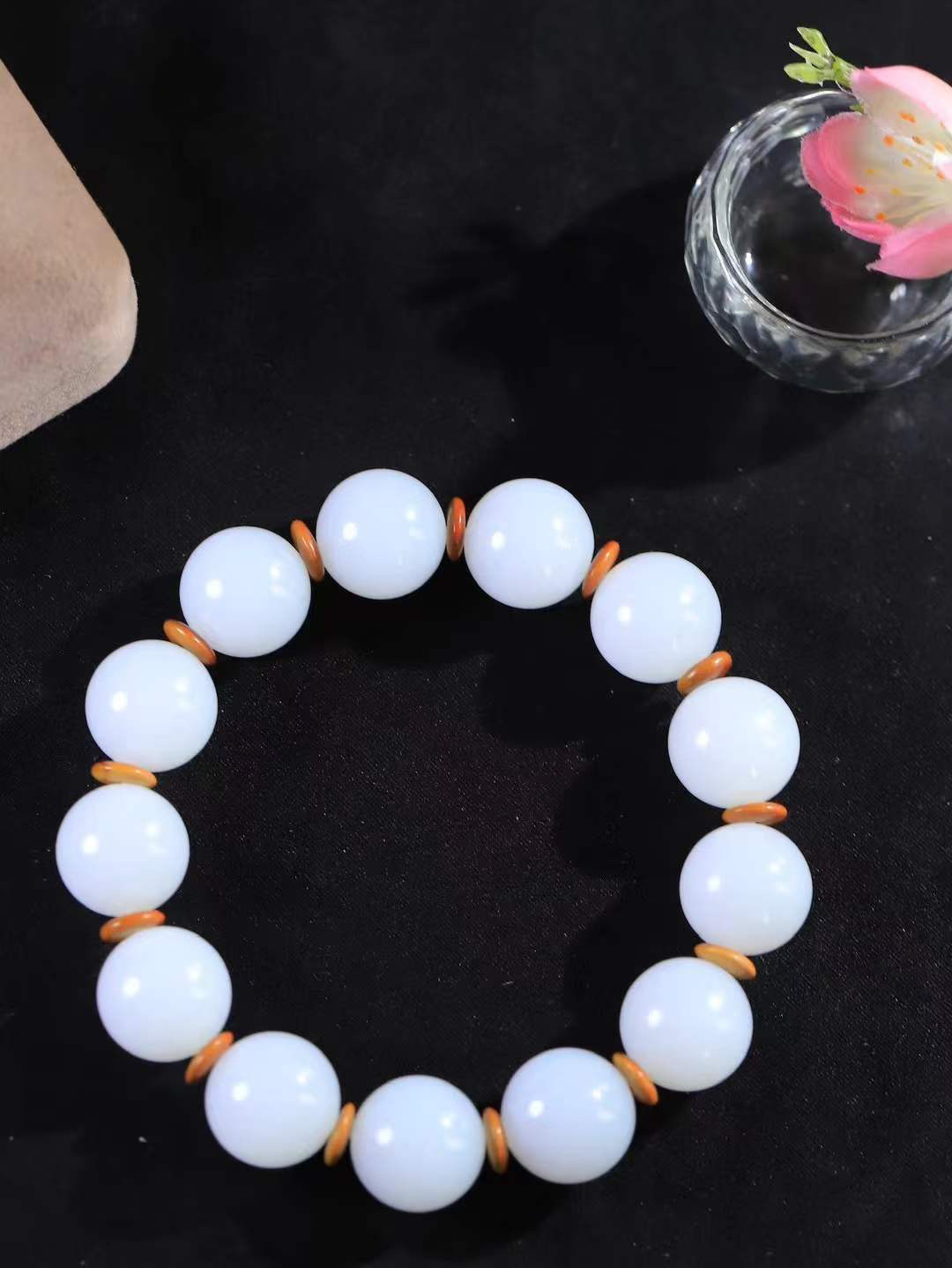 【珠圆玉润.手串】

收藏级臻品️和田玉白玉珠圆玉润手串 玉质温润细腻  整串打磨圆润，佩戴舒适。珠珠落玉盘，间关莺语花底滑，一生美好时光，无论身在何处，都有它相伴相守。事事顺遂，幸福美满，吉祥如意。重84.5克 尺寸取一16.2mm  FDA-22362533