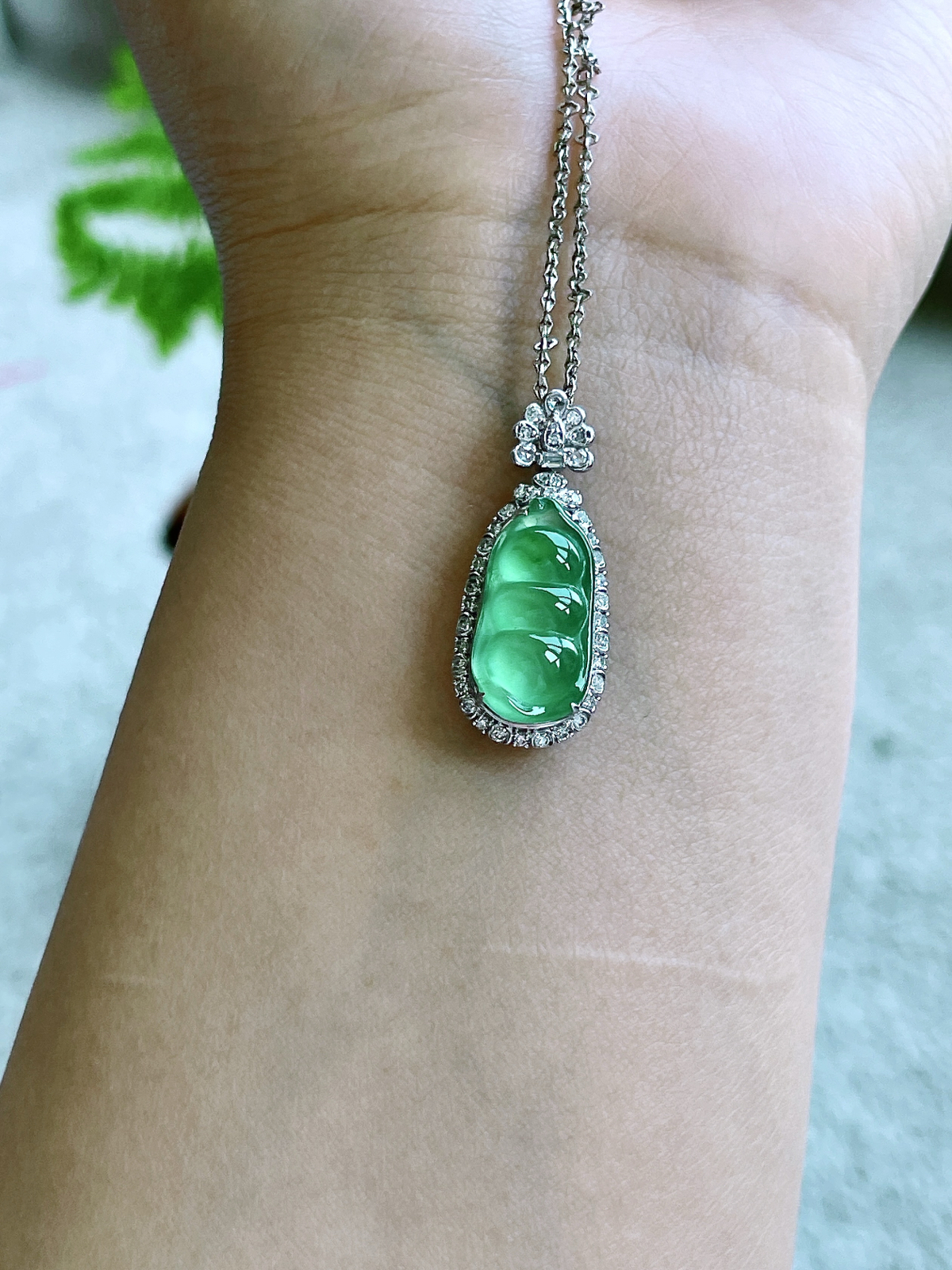 【镶嵌】高冰晴绿豆子晴绿福豆吊坠  
【说明】缅料 18k金镶嵌 性价比高  
【整体】29-12.3-10
【裸石】18-9.4-4.2