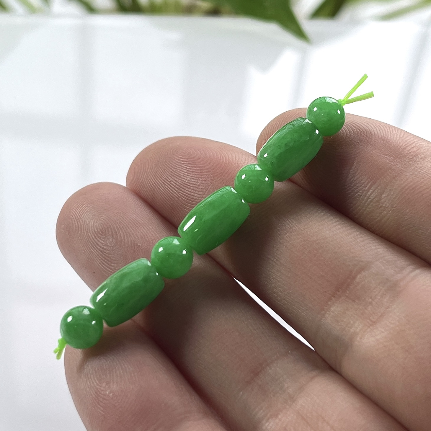 缅甸天然翡翠A货，冰润满绿阳绿散珠一份7颗，尺寸：路路通取一：10.5/6.8（直径）mm/3颗，圆珠：6.2mm/4颗，重量：4.91g
