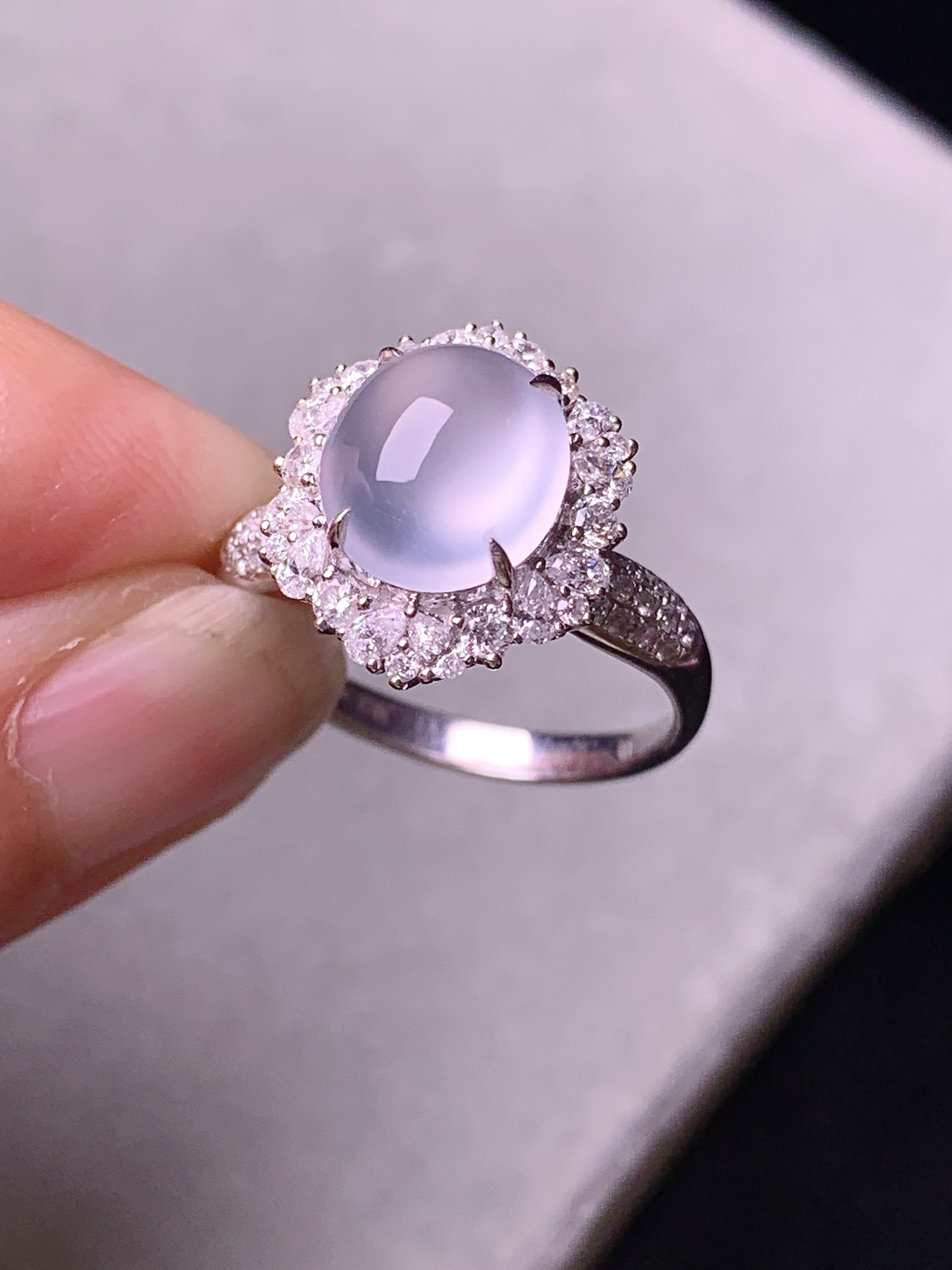 18k金钻镶嵌冰种蛋面戒指 玉质细腻 色泽艳丽清新 水润亮眼 圈口14 整体尺寸15*13*10.8t1